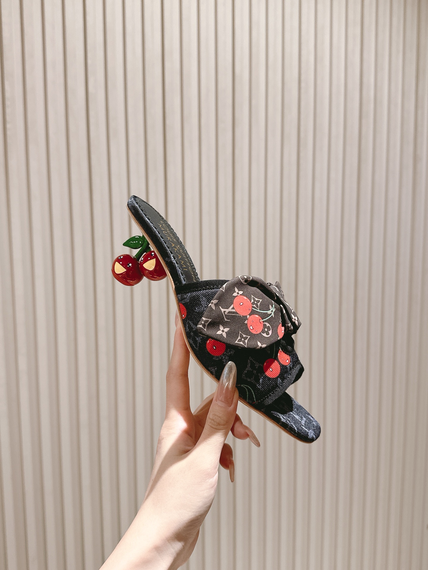 樱桃🍒跟  | ²⁰²5𝐬𝐬 🤍🤎
驴家早春新品🆕 new arrival～LV春夏玛丽珍鞋，也太出彩了