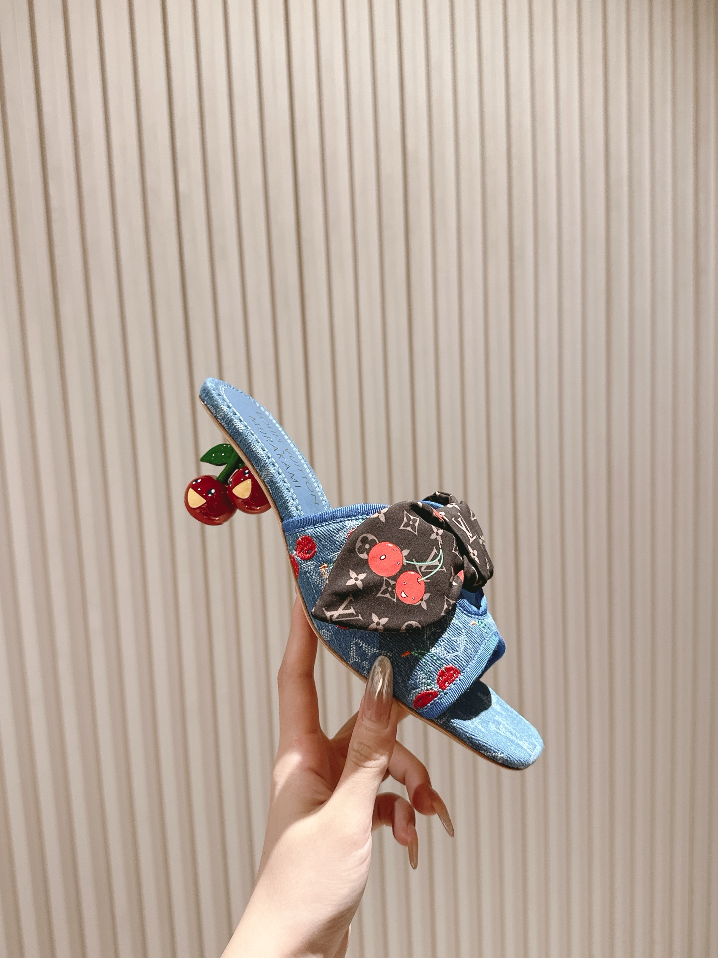 樱桃🍒跟  | ²⁰²5𝐬𝐬 🤍🤎
驴家早春新品🆕 new arrival～LV春夏玛丽珍鞋，也太出彩了