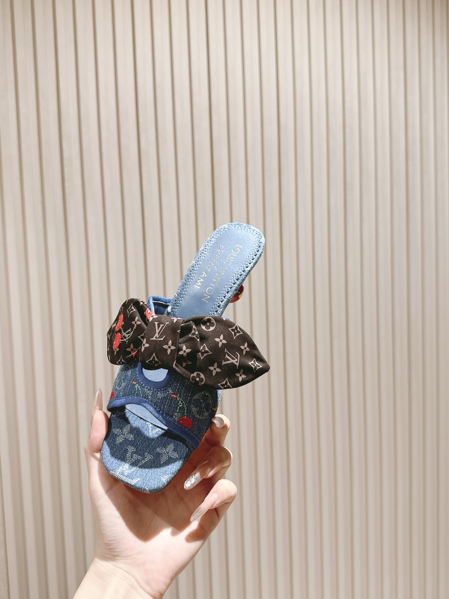 樱桃🍒跟  | ²⁰²5𝐬𝐬 🤍🤎
驴家早春新品🆕 new arrival～LV春夏玛丽珍鞋，也太出彩了