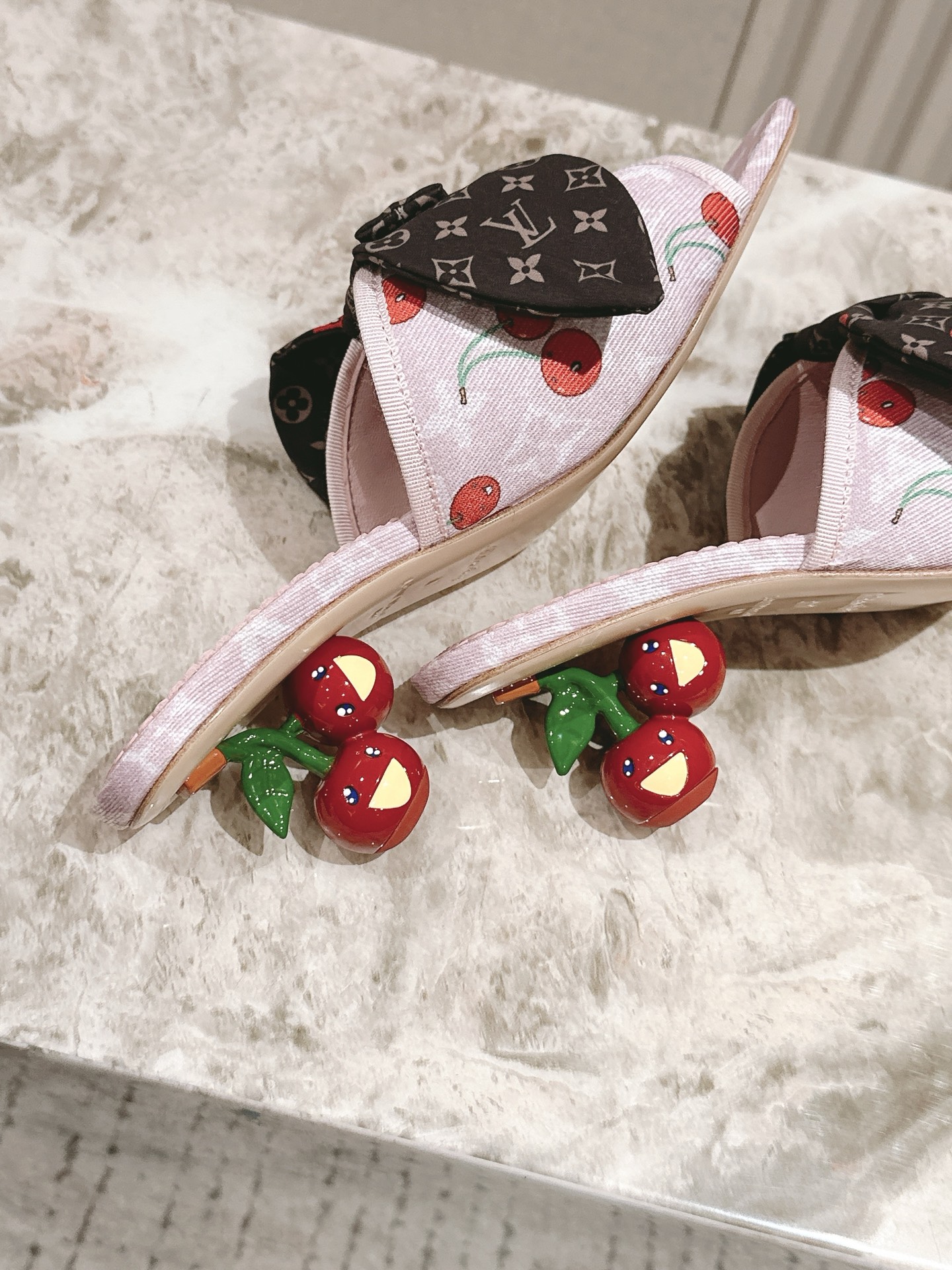 樱桃🍒跟  | ²⁰²5𝐬𝐬 🤍🤎
驴家早春新品🆕 new arrival～LV春夏玛丽珍鞋，也太出彩了