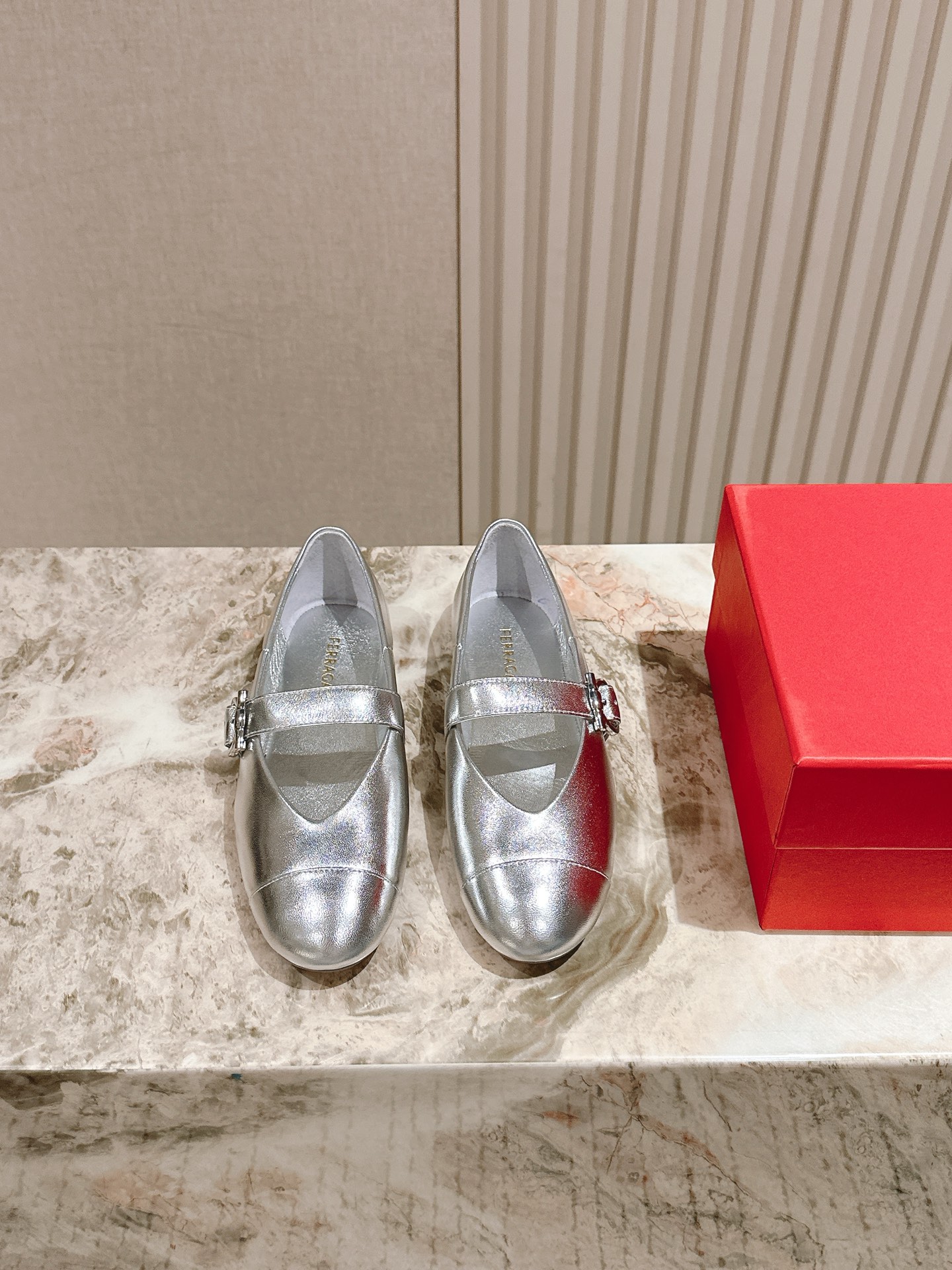 NO:468982,| 5 Ferragamo counter four-season ballet series new square head bow design, smooth shoe shape, excellent style, comfortable to wear, heighten, slim, lengthen leg lines Imported silk with high-quality hardware diamond buckle Lambskin lining Italian high-density leather outsole Flat sole Size35-39 (customizable at 34/40), ballet shoes, ferragamo, sheepskin, real silk, Leather soles19860909| 5 菲拉格慕专柜四季芭蕾舞系列新品方头蝴蝶结设计,鞋型线条流畅 版型超赞 上脚舒适.增高.显瘦.拉长腿部线条 进口真丝配高定五金钻扣 小羊皮内里 意大利高密度真皮大底 平底 Size35-39（34/40可定制）,芭蕾舞鞋,ferragamo,sheepskin,real silk,Leather soles,Women's Shoes