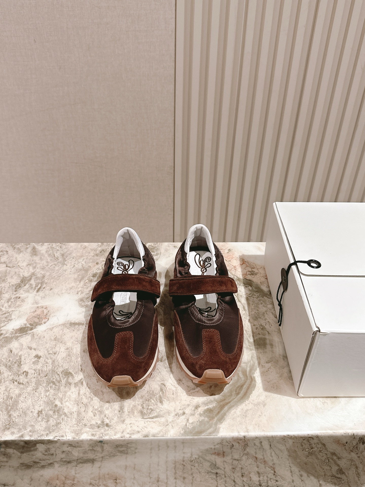 NO:468993,Niche brand casual shoes 25ss foot industry Mary pearl bead shoes. The upper is full-grain cowhide, silk cow, back velvet sheepskin inner foot pad, silk cloth electric embroidery, size 35-40, full set of counter synchronous gift boxes!  , casual shoes/sports shoes, mary jane, sneakers, cowhide, sheepskin, real silk19860909小众品牌休闲鞋25ss足下工业foot industry玛丽珍珠珠鞋 鞋面选用全粒面牛皮 真丝牛反绒羊皮内里垫脚真丝布电绣 码数35-40  全套专柜同步礼盒装！,休闲鞋/运动鞋,mary jane,sneakers,cowhide,sheepskin,real silk,Women's Shoes