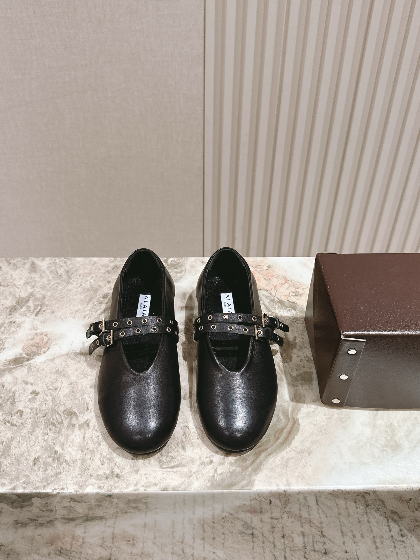 NO:468976,| 5 Alaia's new ballet shoes are integrated into daily life with the agility of ballet, and the classic outline of dance shoes is portrayed with modern brushstrokes!  Hollow leather slippers draw inspiration from classic Japanese shoes. The upper is simple but not complicated, suitable for a variety of shapes, and the steps are flexible and fashionable. Diamond decoration fishnet ballet shoes, avant-garde mesh upper is matched with classic ballet shoes, the shining diamond decoration highlights the exquisite craftsmanship and soft material combination. The lacquered leather trim is both casual and elegant, giving the original sweetness a bit unrestrained style. Size 35-42 (40/41/42' customized flat sole full set of counter synchronous gift box packaging!, Mamao shoes Mary Jane, alaia, mary jane, slippers19860909| 5  Alaia 芭蕾舞鞋新品 以芭蕾的灵动意韵融于日常,以现代笔触刻画舞鞋经典轮廓！ 镂空皮质款拖鞋,从经典日式鞋履汲取灵感,鞋面,简而不繁适合多种造型,步履之间灵动时髦. 钻饰渔网芭蕾舞鞋,前卫的网眼鞋面搭配经典芭蕾舞鞋型,光芒闪耀的钻饰凸显精妙工艺,柔软材质结合.漆面皮质饰边,既随性又优雅,让原本的甜美感多了一分不羁的风格.Size 35-42（40/41/42」定制 平底 全套专柜同步礼盒包装！,毛毛鞋玛丽珍,alaia,mary jane,slippers,Women's Shoes