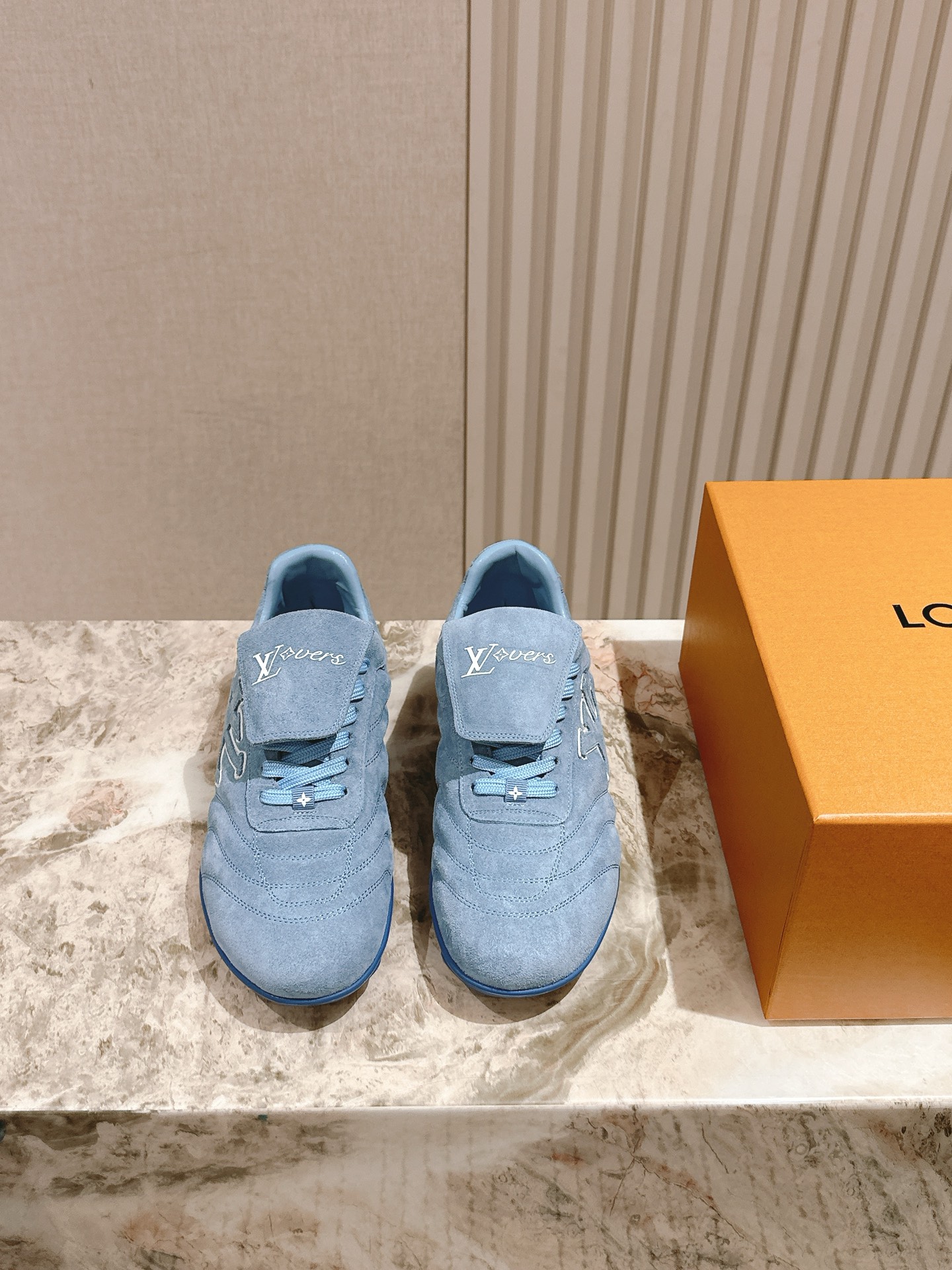 NO:468961,Couple style | 5 Louis Vuitton Sports Shoes Football Shoes Casual Running Shoes!  Original purchase and development, making LV Discovery lace-up shoes appeared at Louis Vuitton, using technology mesh fabric and metal texture synthetic material to create a streamlined design. Brand elements embellish the upper and light rubber outsoles, paired with technology shoelaces. Fabric: original imported beef reverse velvet + technology diamond face, inner lining original customized breathable mesh, original sole original mold opening ultralight rubber foam material, bottom thickness 4cm Size: 35-45 Couple model, full set of counter synchronous gift box packaging!  , casual shoes / sneakers, louis vuitton, louis vuitton, sneakers19860909情侣款 | 5   路易威登 运动鞋 足球鞋 休闲 跑鞋！原版购入开发 做货 LV Discovery 系带鞋亮相路易威登 以科技网格面料和金属质感合成材质塑造流线型设计 品牌元素点缀鞋面和轻质橡胶外底,搭配科技鞋带. 面料:原版进口牛反绒+科技菱格面 内里原版定制透气网里 鞋底原版开模超轻橡胶发泡材质 底厚4cm Size:35-45 情侣款 全套专柜同步礼盒包装！,休闲鞋/运动鞋,louis vuitton,louis vuitton,sneakers,Women's Shoes