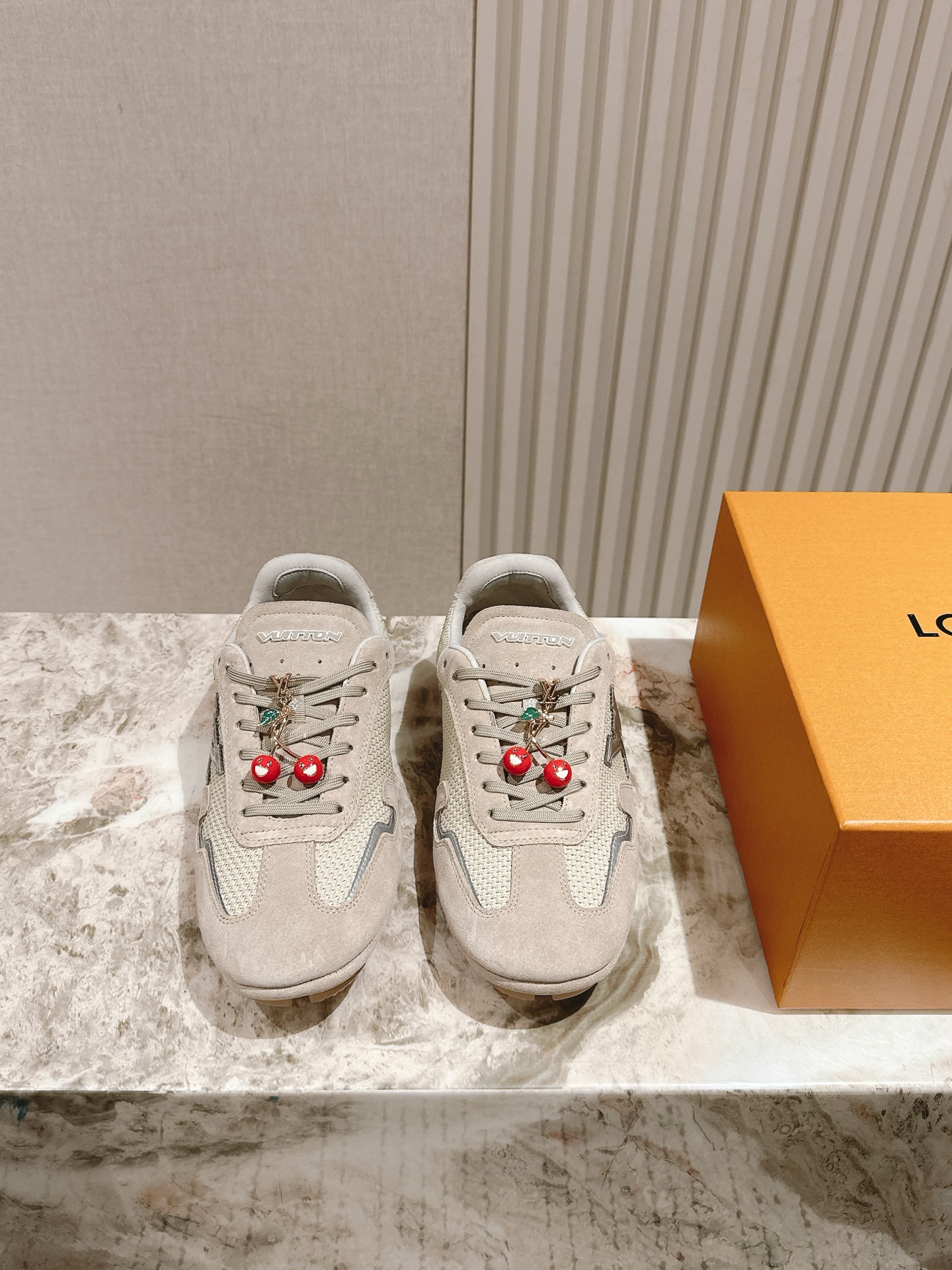 NO:468972,Couple Jewelry 50 | 5 Purchase Level LV Louis Vuitton Counter Latest retro tutoring shoes; Forrest Gump shoes; ballet sneakers!  Many internet celebrities have started to show off this lace-up casual sneaker. This lace-up casual sneaker is a perfect American retro style~ It is super beautiful, comfortable, classic and versatile item/cowhide fabric mercerated beef reverse velvet Greet sequins presbyopia cowhide sheepskin lining/foot pad original molded rubber sole/bending and folding resistance super soft size 35-45. A full set of counter synchronized luxury gift box packaging!  , casual shoes / sneakers , louis vuitton , louis vuitton , sneakers , cowhide , sheepskin19860909情侣款饰品50 | 5 代购级别LV路易威登专柜最新复古德训鞋；阿甘鞋；芭蕾运动鞋！众多网红明星纷纷开秀上脚炸街这款系带休闲运动鞋妥妥的美式复古风格～上脚超级好看舒适经典百搭的绝绝子单品/牛皮面料丝光牛反绒格力特亮片老花牛皮羊皮内里/垫脚 原版开模橡胶鞋底/耐弯耐折超软 码数35—45 全套专柜同步豪华礼盒包装！,休闲鞋/运动鞋,louis vuitton,louis vuitton,sneakers,cowhide,sheepskin,Women's Shoes