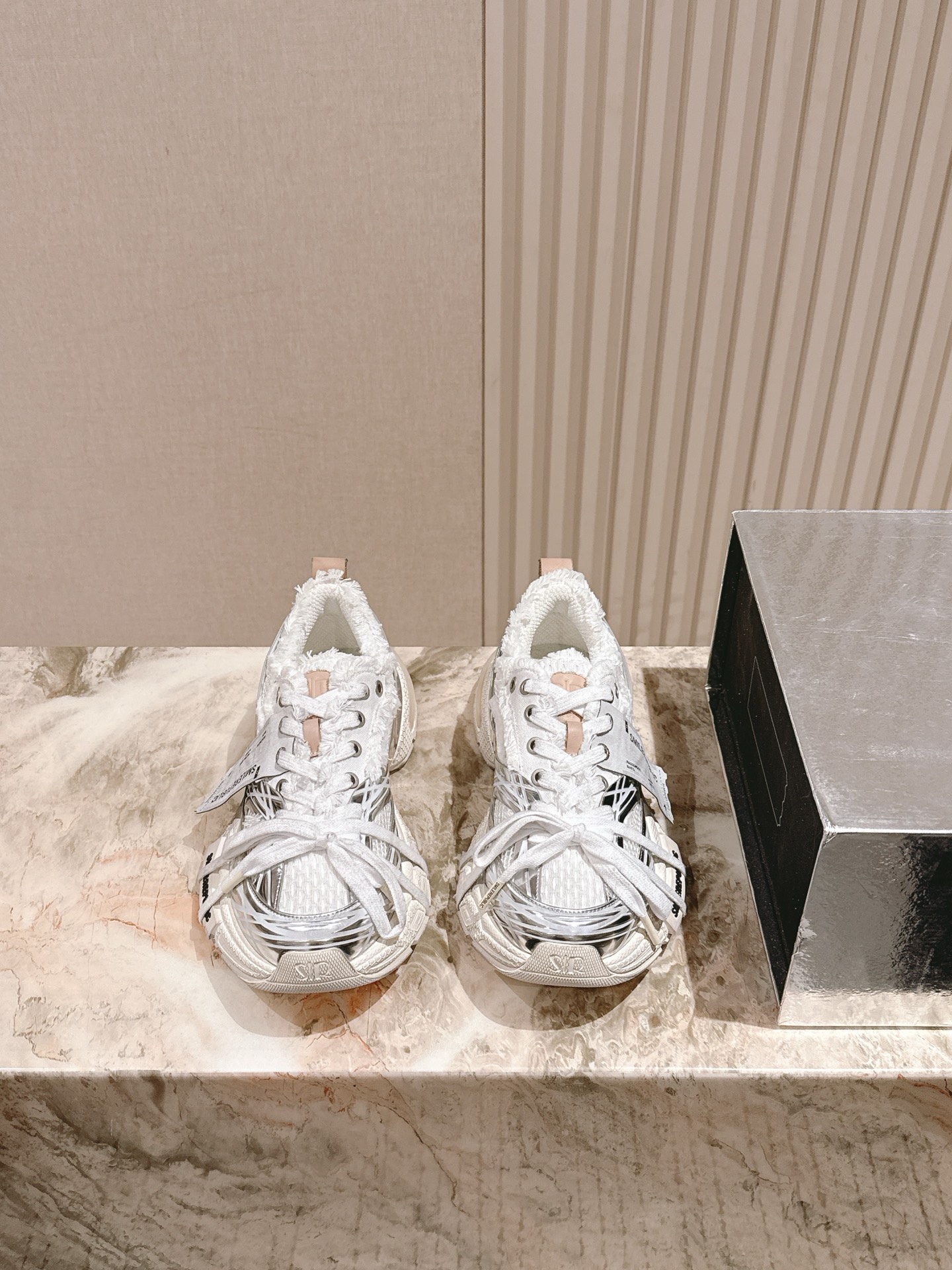 NO:468980,smilerepublic smile #Hidden low top can replace smile thick sole casual canvas dad shoes upper wash canvas exquisite original material, cowhide inner ~ custom combination sole of mold......Deconstruction style Smiling face embroidery Big pin accessories Toe sensitive letters Full details Invincible on the feet, increase height and make your legs thin Size 35-40 (female) 38-45 (male), casual shoes/sports shoes, sneakers, cowhide19860909smilerepublic 开口笑 #隐藏款低帮可替换开口笑厚底休闲帆布老爹鞋鞋面水洗帆布精致原版材料,内里牛皮～开模定制组合大底…………解构风格 笑脸刺绣 大别针配件 鞋头感光字母 细节满满 上脚无敌好看 增高还显腿细 码数35-40（女）38-45（男）,休闲鞋/运动鞋,sneakers,cowhide,Women's Shoes