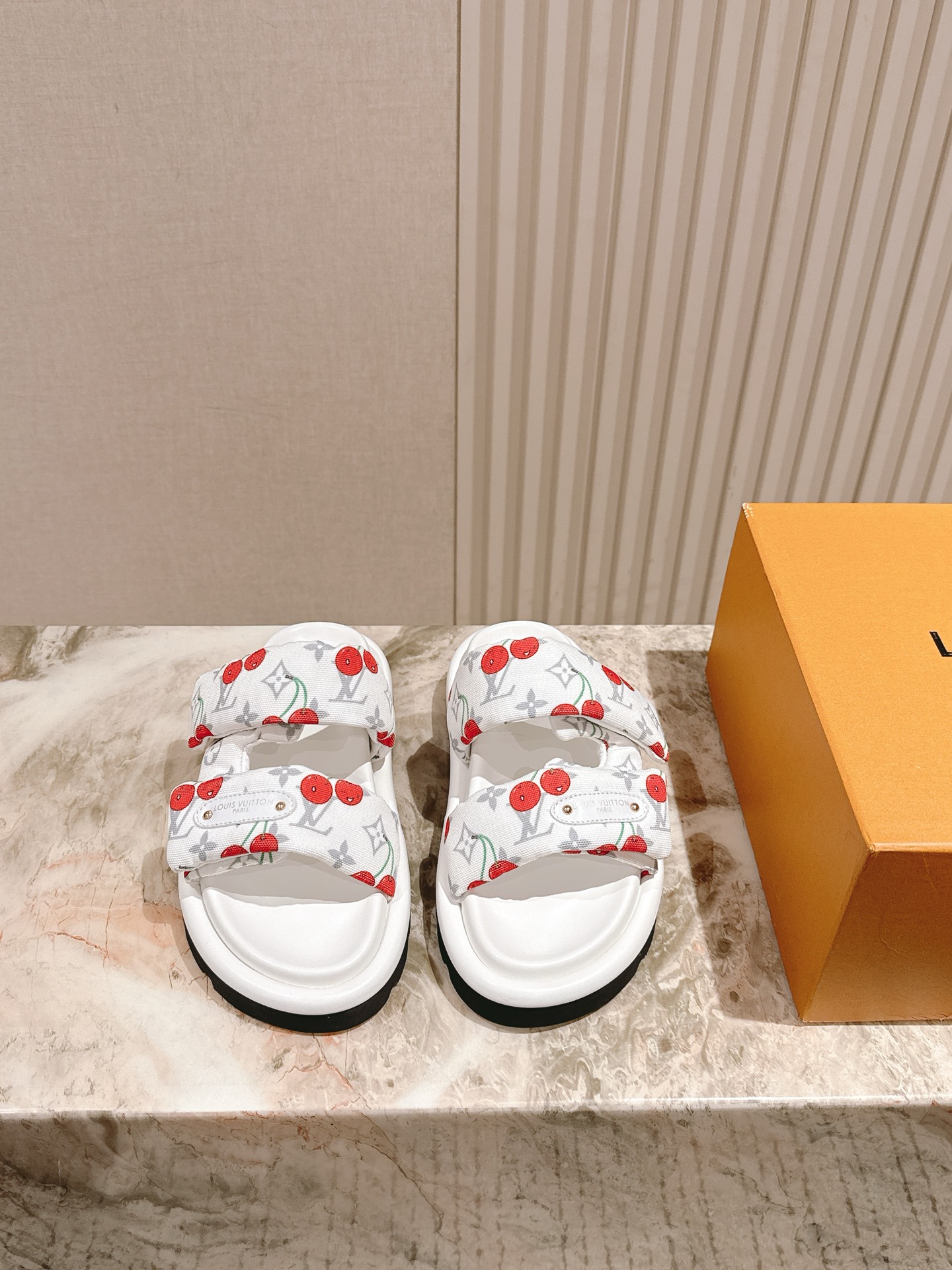 NO:468959,Couple Cherry Series Men's Size 10 | 5 LV Louis Vuitton's new top version counter focuses on the latest donkey slippers, hard goods are on the newest, purchasing level!  Full of high-end feeling!  A popular model from domestic and foreign bloggers, retro and fashionable, beautiful!  The official website recommends the money!  3D color printing of the upper original fabric, footprint: imported goatskin, original non-slip sole, size 35-45, slippers, louis vuitton, louis vuitton, louis vuitton, slippers, sheepskin19860909情侣款樱桃系列  男码10 | 5 LV路易威登新品顶级版本专柜主打最新款驴牌拖鞋 硬货上新 代购级别！高级感十足！国内外博主刷爆的一款,复古又时髦上脚美炸了！官网主推款！ 鞋面原版面料3D彩印 垫脚: 进口山羊皮里 大底原版防滑大底 码数35-45,拖鞋,louis vuitton,louis vuitton,louis vuitton,slippers,sheepskin,Women's Shoes