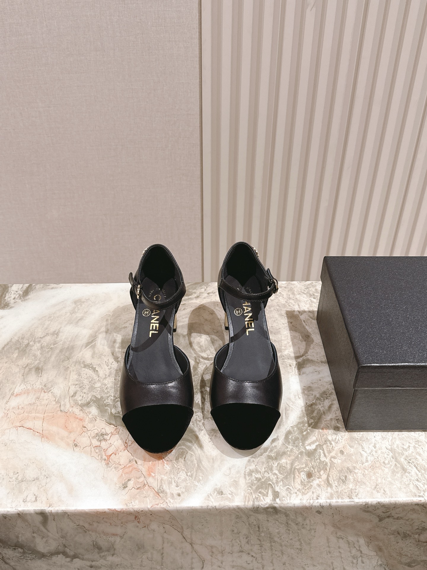 NO:468928,flat!  Medium heel!  High heels | 5 * Xiaoxiang new summer style. The counter is synchronized with fairy pearls and logos. I still want to buy them. Only by buying them will I know how fashionable it is. Popular and popular products must be ranked. Various bloggers and internet celebrity styles are fully visible. Super recommended models!  This series is now available. Double-layer genuine leather sole, custom cowhide and sheepskin on the upper!  Code number 35-40 (34 41, customized without return or exchange) with height 2.5/4.5/6.5cm, and the counter is synchronized with gift box packaging!  ,sandals,sandals,mary jane,cowhide,sheepskin,Leather soles19860909平底！中跟！高跟 | 5  *小香夏季新款 专柜同步仙女珍珠跟logo小跟玛丽珍凉鞋,上脚依然让我心甘情愿剁手入,购入手才会知道它的时髦,人气爆款必须得有它排名,各种博主、网红范搭配尽显眼前,超级推荐款！本系列现已发售. 双层真皮大底,鞋面选用定制牛皮,内里羊皮！ 码数35-40（34 41、定做不退不换） 跟高2.5/4.5/6.5cm 专柜同步礼盒包装！,凉鞋单鞋,sandals,mary jane,cowhide,sheepskin,Leather soles,Women's Shoes