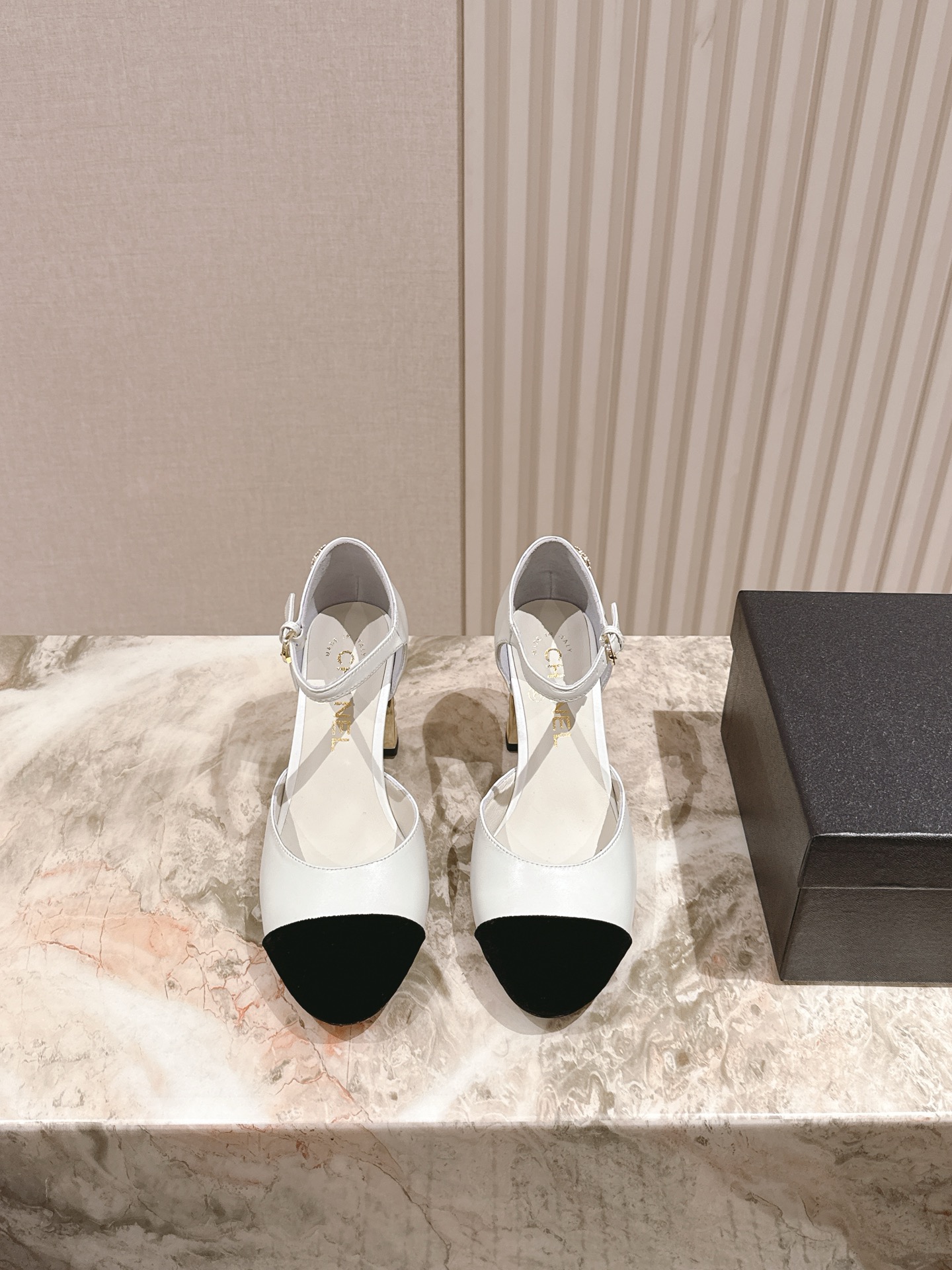 NO:468934,flat!  Medium heel!  High heels | 5 * Xiaoxiang new summer style. The counter is synchronized with fairy pearls and logos. I still want to buy them. Only by buying them will I know how fashionable it is. Popular and popular products must be ranked. Various bloggers and internet celebrity styles are fully visible. Super recommended models!  This series is now available. Double-layer genuine leather sole, custom cowhide and sheepskin on the upper!  Number of codes 35-40 (34 41, customized without return or exchange) with height 2.5/4.5/8.5cm, and the counter is synchronized with gift box packaging!  ,sandals,sandals,mary jane,cowhide,sheepskin,Leather soles19860909平底！中跟！高跟 | 5  *小香夏季新款 专柜同步仙女珍珠跟logo小跟玛丽珍凉鞋,上脚依然让我心甘情愿剁手入,购入手才会知道它的时髦,人气爆款必须得有它排名,各种博主、网红范搭配尽显眼前,超级推荐款！本系列现已发售. 双层真皮大底,鞋面选用定制牛皮,内里羊皮！ 码数35-40（34 41、定做不退不换） 跟高2.5/4.5/8.5cm 专柜同步礼盒包装！,凉鞋单鞋,sandals,mary jane,cowhide,sheepskin,Leather soles,Women's Shoes