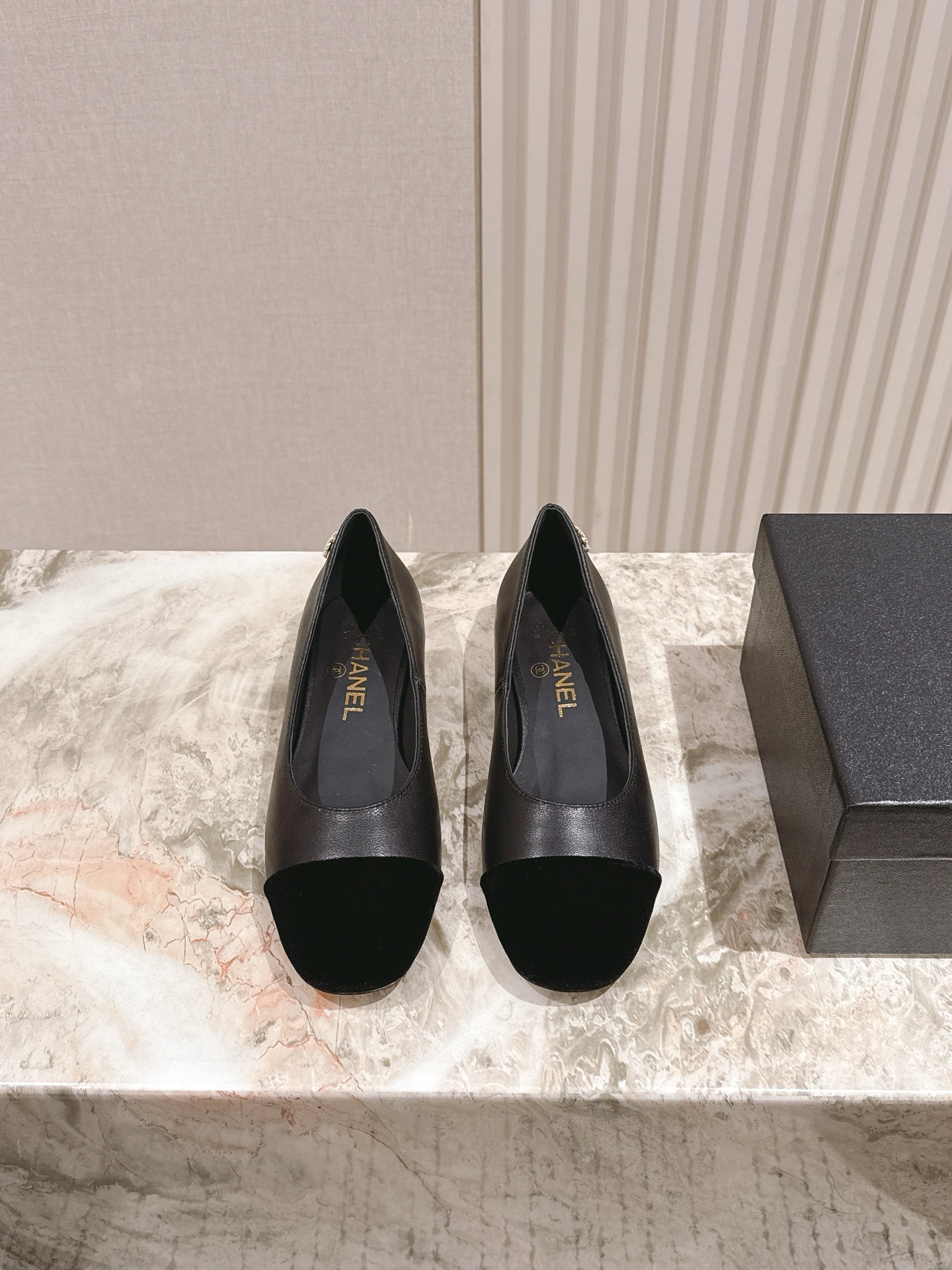 NO:468940,flat!  Medium heel!  High heels | 5 * Xiaoxiang new summer style. The counter is synchronized with fairy pearls and logos. I still want to buy them. Only by buying them will I know how fashionable it is. Popular and popular products must be ranked. Various bloggers and internet celebrity styles are fully visible. Super recommended models!  This series is now available. Double-layer genuine leather sole, custom cowhide and sheepskin on the upper!  Code number 35-40 (34 41, customized without return or exchange) with height 2.5/4.5/6.5cm, and the counter is synchronized with gift box packaging!  ,sandals,sandals,mary jane,cowhide,sheepskin,Leather soles19860909平底！中跟！高跟 | 5  *小香夏季新款 专柜同步仙女珍珠跟logo小跟玛丽珍凉鞋,上脚依然让我心甘情愿剁手入,购入手才会知道它的时髦,人气爆款必须得有它排名,各种博主、网红范搭配尽显眼前,超级推荐款！本系列现已发售. 双层真皮大底,鞋面选用定制牛皮,内里羊皮！ 码数35-40（34 41、定做不退不换） 跟高2.5/4.5/6.5cm 专柜同步礼盒包装！,凉鞋单鞋,sandals,mary jane,cowhide,sheepskin,Leather soles,Women's Shoes