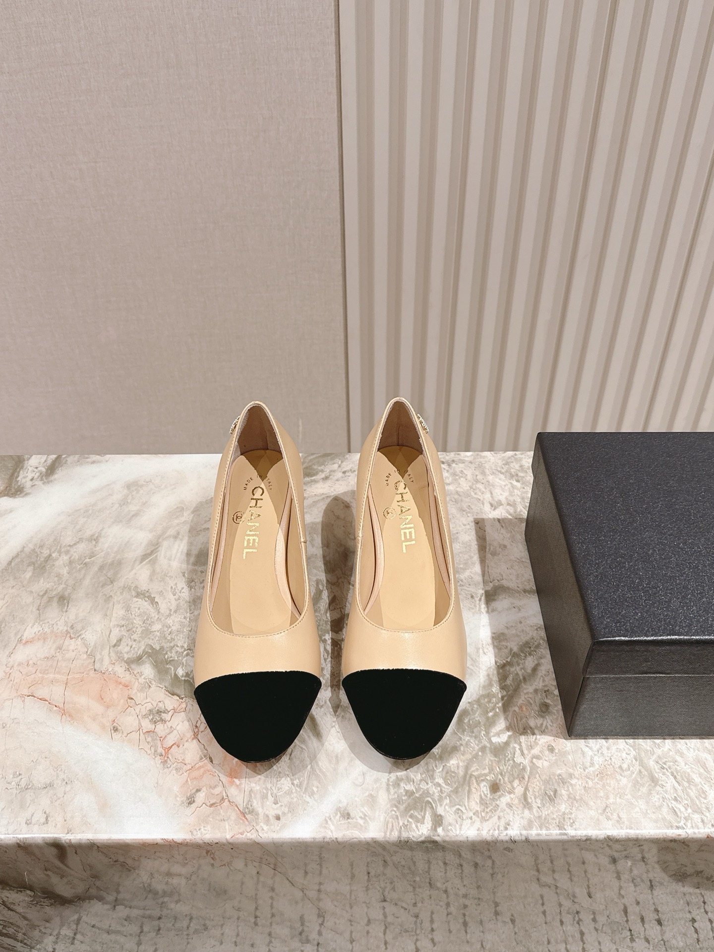 NO:468946,flat!  Medium heel!  High heels | 5 * Xiaoxiang new summer style. The counter is synchronized with fairy pearls and logos. I still want to buy them. Only by buying them will I know how fashionable it is. Popular and popular products must be ranked. Various bloggers and internet celebrity styles are fully visible. Super recommended models!  This series is now available. Double-layer genuine leather sole, custom cowhide and sheepskin on the upper!  Number of codes 35-40 (34 41, customized without return or exchange) with height 2.5/4.5/8.5cm, and the counter is synchronized with gift box packaging!  ,sandals,sandals,mary jane,cowhide,sheepskin,Leather soles19860909平底！中跟！高跟 | 5  *小香夏季新款 专柜同步仙女珍珠跟logo小跟玛丽珍凉鞋,上脚依然让我心甘情愿剁手入,购入手才会知道它的时髦,人气爆款必须得有它排名,各种博主、网红范搭配尽显眼前,超级推荐款！本系列现已发售. 双层真皮大底,鞋面选用定制牛皮,内里羊皮！ 码数35-40（34 41、定做不退不换） 跟高2.5/4.5/8.5cm 专柜同步礼盒包装！,凉鞋单鞋,sandals,mary jane,cowhide,sheepskin,Leather soles,Women's Shoes