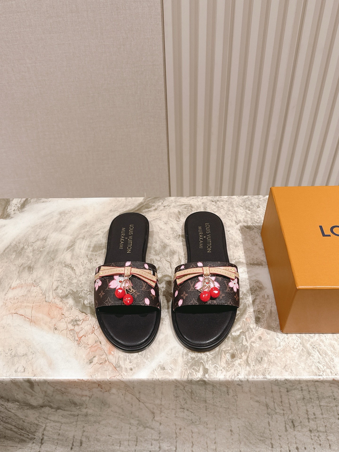 NO:468965,| 5 New arrival ~ LV spring and summer slippers are so outstanding!  Fashionable, sexy and comfortable, full of the full emotional value that beautiful summer shoes can give. The shoes are also very well-behaved and beautiful!  The upper is made of imported cowhide print, sheepskin inner lining, and genuine leather sole!  size 35-41 40 41 Customized Height Flat Bottom Full set of counters in simultaneous packaging!  , slippers, louis vuitton, louis vuitton, louis vuitton, slippers, cowhide, sheepskin, Leather soles19860909| 5 驴家早春新品 new arrival～LV春夏拖鞋,也太出彩了！时尚性感舒适,拉满了夏日美鞋能给的满分情绪价值.鞋的造型也很乖巧好看呀！ 鞋面选用进口牛皮印花,羊皮内里,真皮大底！ size 35-41 40 41定制 高度平底 全套专柜同步包装！,拖鞋,louis vuitton,louis vuitton,louis vuitton,slippers,cowhide,sheepskin,Leather soles,Women's Shoes