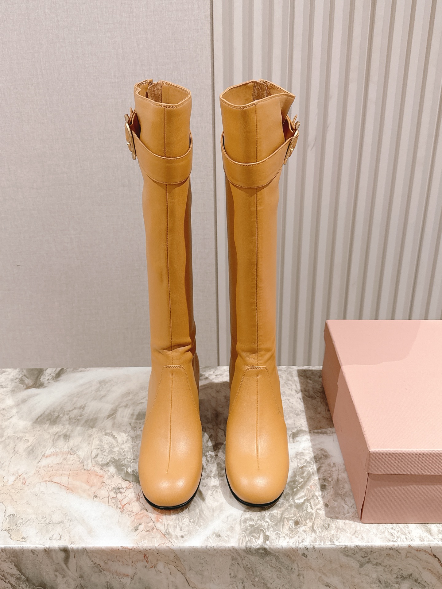 NO:488536,Short boots, high-end version | 5 Miu Miu early autumn new girl's war boots, global limited edition style, full of punk style, two sizes of long and short for the feet. You can be a sweet girl and cool and look cooler. The original 1:1 customized imported two-color calfskin fabric, sheepskin inner lining, original uniform wear-resistant large sole!  Size 35-39 40 can be customized without return and exchange. Full set of simultaneous gift boxes for the counter!  boots,miumiu,boots,cowhide,sheepskin19860909短靴长靴 高定版 | 5 Miu Miu早秋新款美少女战靴, 全球限量款闭眼可入,朋克风满满,上脚绝绝子长短两个尺寸可选.既能当甜妹又能扮拽酷越看越上头.原版1:1订制进口双色小牛皮面料,羊皮内里,原版一致耐磨大底！ 尺码35-39 40可订做不退换 全套专柜同步礼盒包装！,靴子,miumiu,boots,cowhide,sheepskin,Women's Shoes