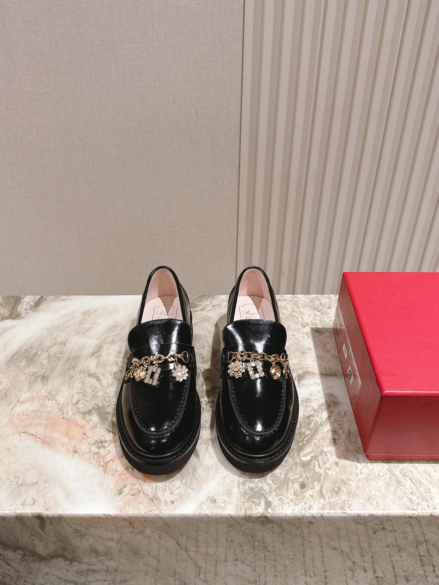 NO:468916,' | 5 New counter chain Love series is available ★★★★★★ Recognize the top purchase level! Production from Taiwanese factory! Original custom calf patent leather with original mold opening diamond buckle decoration Inside specific edge bead cowhide private mold hardware Outsole Original mold opening custom leather outsole Shoe size: 35-39 (40 41 customization without return and exchange) The original counter full set of luxury packaging, loafers, loafers, cowhide, Leather soles19860909' | 5 专柜新款链条乐福系列上新 ★★★★★ 认准代购级别顶货！台资工厂出品！ 鞋面原版定制小牛漆皮配原版开模钻扣饰  内里特定开边珠牛皮私模五金 大底原版开模定制真皮大底 鞋码:35-39（40 41定制不退换） 原版专柜全套豪华包装,乐福鞋,loafers,cowhide,Leather soles,Women's Shoes