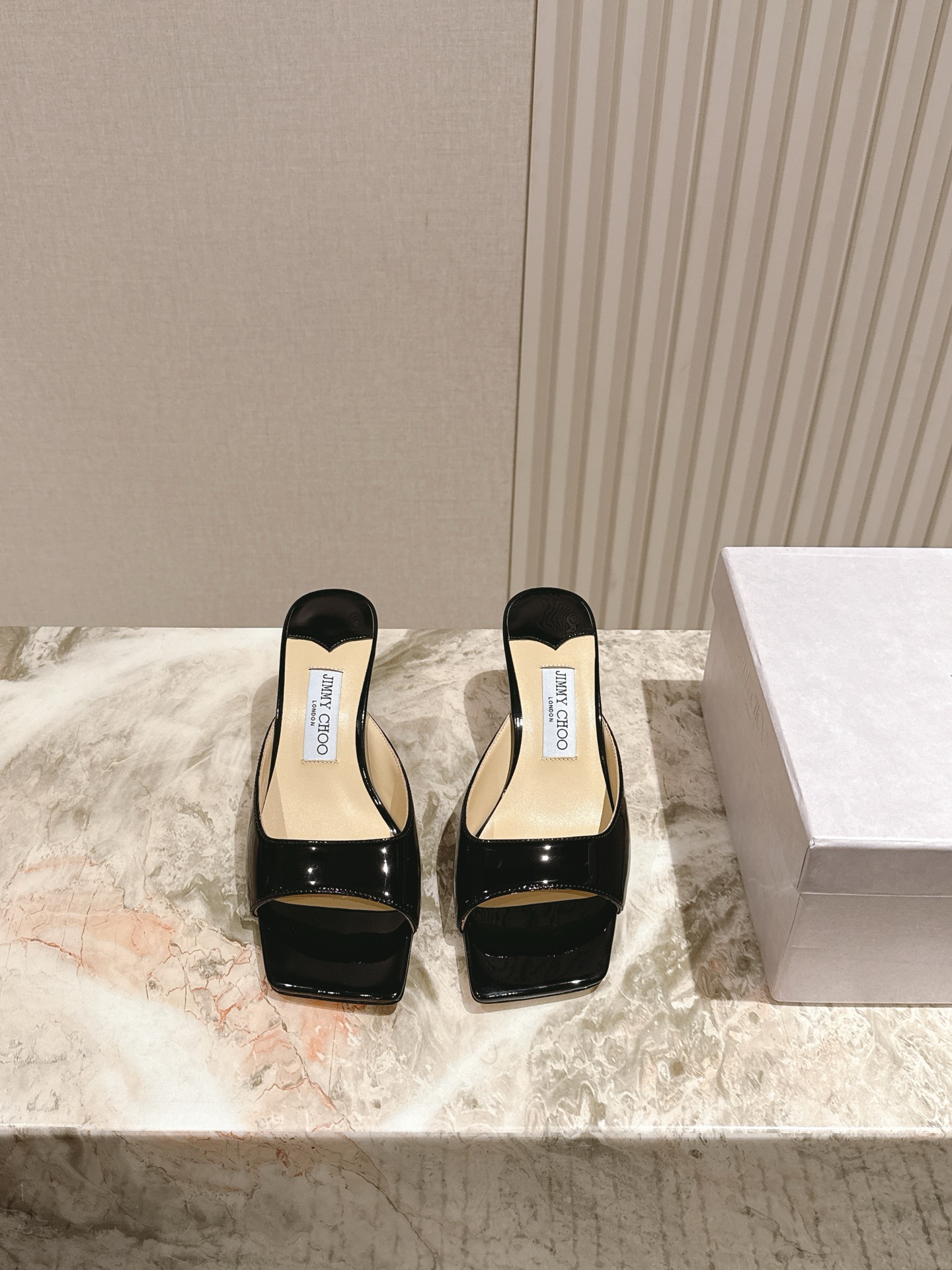 NO:468909,' | 5 new style of the counter is available in new series. The upper is original specific cow patent leather Yangjing. The inner lining is original mixed-bred lambskin inner lining footbed. The original open-mold leather sole, heel height 6.5cm. Shoe size: 35-40 (40 custom-made, non-returned), high heels, slippers, sheepskin, sheep, Leather soles19860909' | 5 专柜新款秀气拖鞋系列上新 鞋面原版特定牛漆皮羊京  内里原版混种小羊皮内里垫脚 大底原版开模真皮大底,跟高6.5cm 鞋码:35-40（40 定制不退换）,高跟鞋拖鞋,high heels,slippers,sheepskin,sheep,Leather soles,Women's Shoes