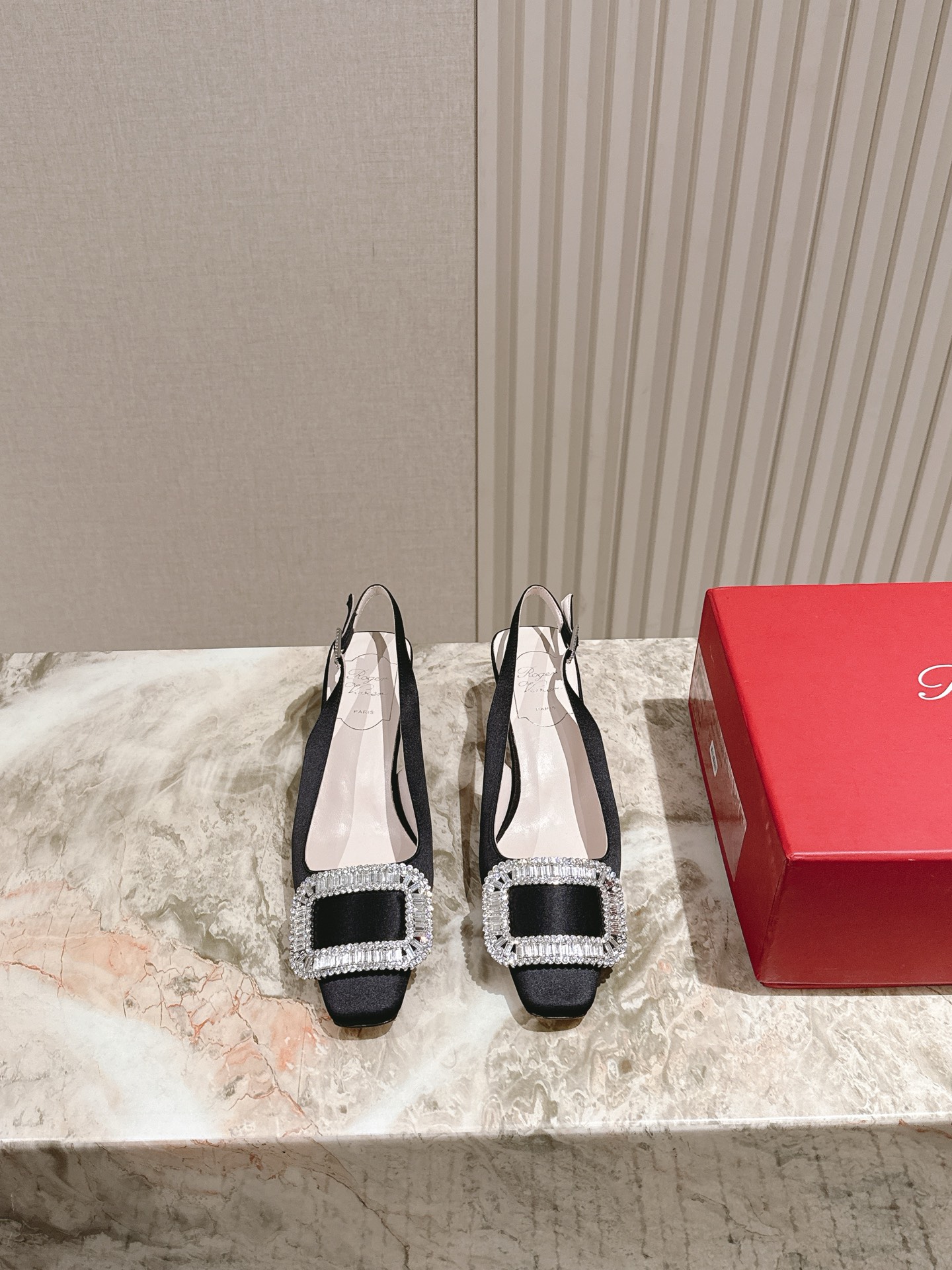 NO:441625,| 5 New diamond square button sandals in the counter Jewel heel series are available!  ★★★★★ A high-end style, the new square diamond buckle is luxurious and exquisite, full of high-end feeling, and the commuter style is well-equipped. The upper is imported silk ox patent leather. Inner: sheepskin inner lining + footbed sheepskin outsole Italian leather outsole Shoe size: 35-41 (40 41 custom-made without return) Heel height: 4.5cm Delivery luxury latest counter synchronous packaging, high heels, sandals, high heels, sheepskin, real silk, Leather soles19860909| 5  专柜Jewel heel系列新款钻方扣凉单鞋上新 ！ ★★★★★ 气质高级的一款,新款方钻扣上脚奢华精致,高级感满满,通勤风名媛风都妥 鞋面进口真丝牛漆皮 内里: 羊皮内里+垫脚羊皮 大底意大利真皮大底 鞋码: 35-41（40 41定制不退换） 跟高: 4.5cm  配送豪华最新专柜同步包装,高跟鞋凉鞋,sandals,high heels,sheepskin,real silk,Leather soles,Women's Shoes