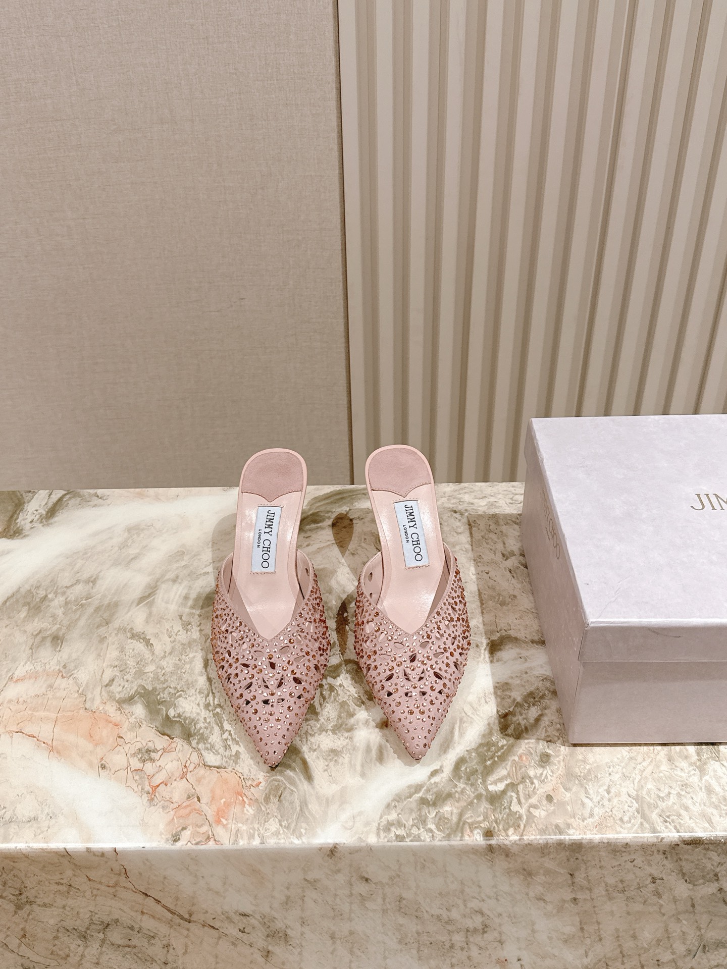 NO:441639,¨The new counter goddess rhinestone high heel slipper series ★★★★★★ Many celebrities are wearing their feet, a series that domestic and foreign bloggers are popular, a must-have for fairies. Customized upper imported rhinestone upper with handmade iron diamonds. Inner: imported crystal sheepskin inner lining, original molded Italian leather sole, heel height 6.5cm Shoe size: 35-41 4041 Customized Delivery Deluxe latest counter synchronous packaging, semi-torn high heels, high heels, slippers, sheepskin, Leather soles19860909¨专柜新款女神水钻高跟拖鞋系列 ★★★★★ 众多明星上脚,国内外博主刷爆的一个系列,仙女必备 鞋面定制进口水钻鞋面配手工烫钻  内里: 进口水晶羊皮内里 大底原版开模意大利真皮大底,跟高6.5cm 鞋码: 35-41 4041定做 配送豪华最新专柜同步包装,半拖高跟鞋,high heels,slippers,sheepskin,Leather soles,Women's Shoes