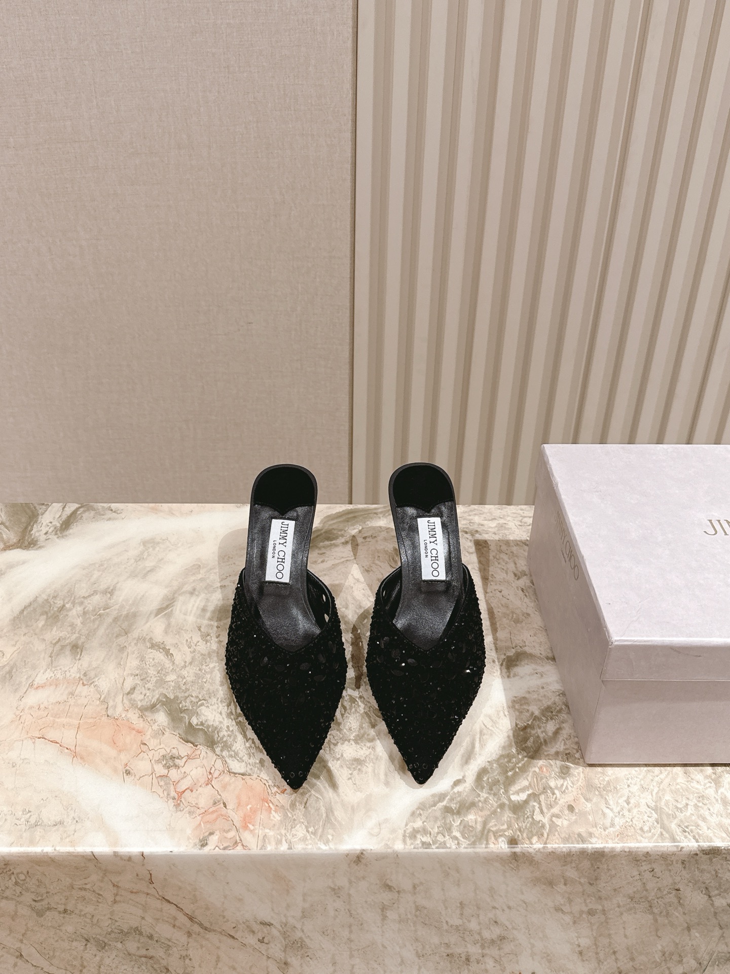 NO:441645,¨The new counter goddess rhinestone high heel slipper series ★★★★★★ Many celebrities are wearing their feet, a series that domestic and foreign bloggers are popular, a must-have for fairies. Customized upper imported rhinestone upper with handmade iron diamonds. Inner: imported crystal sheepskin inner lining, original molded Italian leather sole, heel height 6.5cm Shoe size: 35-41 4041 Customized Delivery of luxury latest counter synchronization bag, semi-torn high heels, high heels, slippers, sheepskin, Leather soles19860909¨专柜新款女神水钻高跟拖鞋系列 ★★★★★ 众多明星上脚,国内外博主刷爆的一个系列,仙女必备 鞋面定制进口水钻鞋面配手工烫钻  内里: 进口水晶羊皮内里 大底原版开模意大利真皮大底,跟高6.5cm 鞋码: 35-41 4041定做 配送豪华最新专柜同步包,半拖高跟鞋,high heels,slippers,sheepskin,Leather soles,Women's Shoes