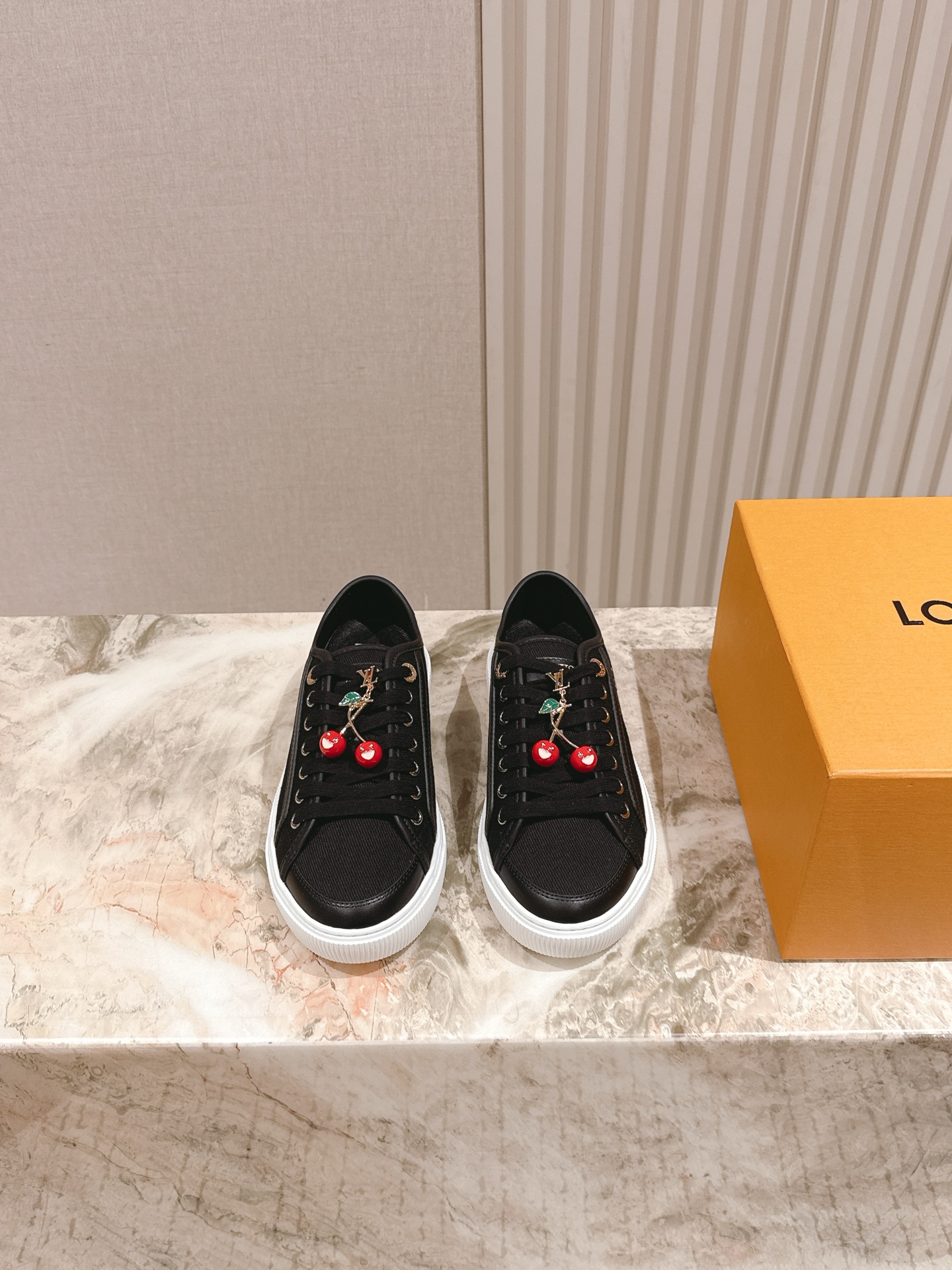 NO:439697,50 buttons, couples style, LV purchasing grade new colors are available in stock!  Classic Donkey Family full series!  LVTrainer PVC sneakers, every style and color matching is great!  Trainer's feet feel really good, full of surprises and silver updates, and Xiaohongshu Internet celebrity couples are starting to show!  The fabric is made of the same material as the original, and the original version compares each detail one by one!  Various leather TPU cloths, super complex splicing, TPU original bottom, purchasing level, not ordinary material!  The number of codes for women 35-40, male 38-45, the delivery counter is synchronized with full packaging!  , casual shoes / sneakers, louis vuitton, louis vuitton, louis vuitton, louis vuitton, sneakers19860909扣子50 情侣款 LV代购级新色现货供应！经典驴家全系列！LVTrainer PVC 运动鞋, 每个款式配色都很赞！Trainer的脚感真的非常不错,惊喜满满银色不断更新,小红书网红情侣纷纷开秀！ 面料选用原版完全一样材质做工细节,原版一比一对比每个细节！各种皮面TPU 布 超复杂拼接 TPU原版大底,代购级别,不是普通材质哦！ 码数女35-40 男38-45 配送专柜同步全套包装！,休闲鞋/运动鞋,louis vuitton,louis vuitton,louis vuitton,sneakers,Women's Shoes