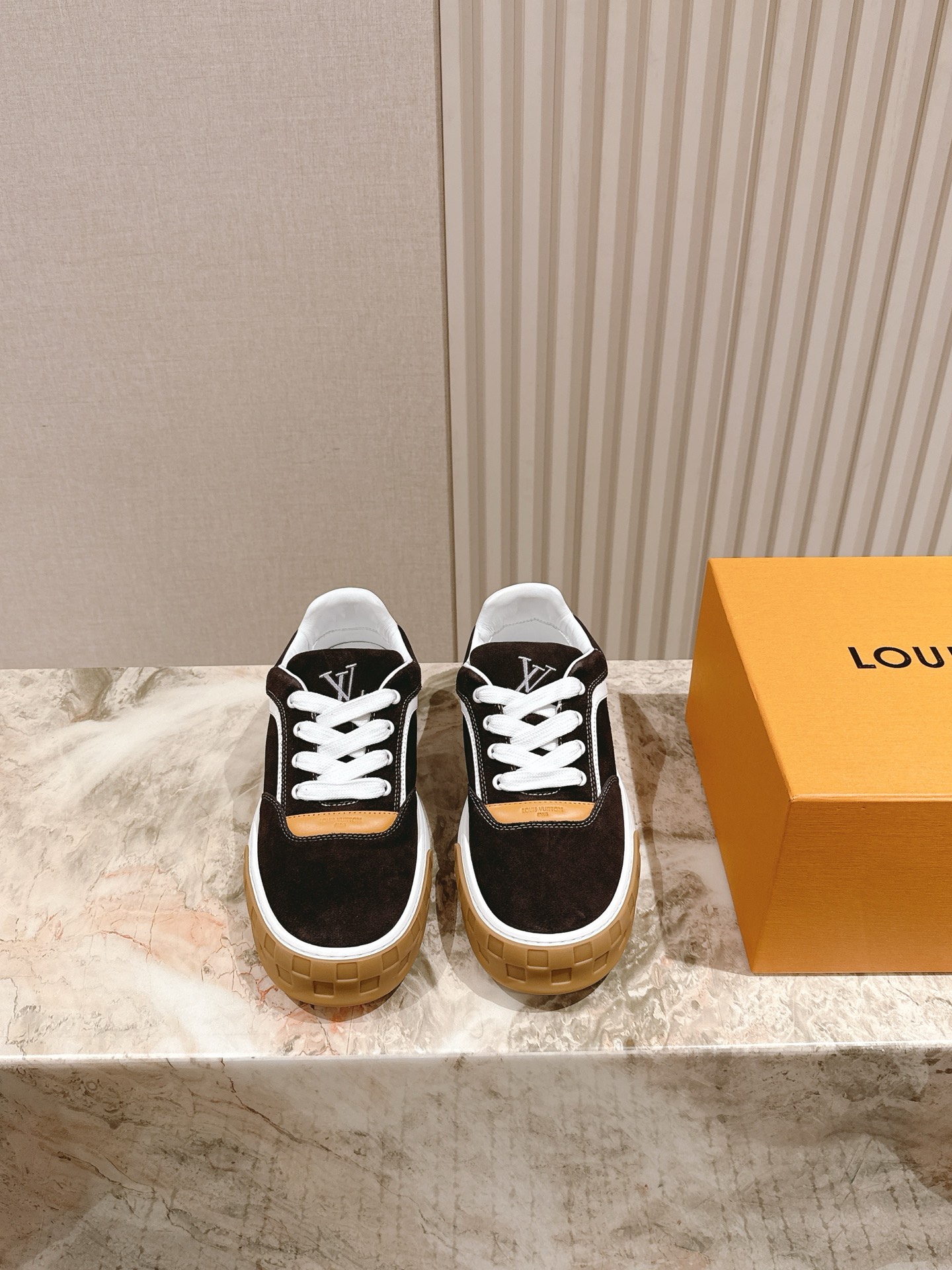 NO:439704,Men's style must have!   LV purchasing grade new colors are available in stock!  The full range of classic donkeys, each style and color scheme is great!  Trainer's feet feel really good, full of surprises and silver updates, and Xiaohongshu Internet celebrity couples are starting to show!  The fabric is made of the same material as the original, and the original version compares each detail one by one!  Various leather TPU cloths, super complex splicing, TPU original bottom, purchasing level, not ordinary material!  Number of codes, male 39-45, the delivery counter is synchronized with full packaging!  , casual shoes / sneakers, louis vuitton, louis vuitton, louis vuitton, louis vuitton, sneakers19860909男款 必备！  LV代购级新色现货供应！经典驴家全系列, 每个款式配色都很赞！Trainer的脚感真的非常不错,惊喜满满银色不断更新,小红书网红情侣纷纷开秀！ 面料选用原版完全一样材质做工细节,原版一比一对比每个细节！各种皮面TPU 布 超复杂拼接 TPU原版大底,代购级别,不是普通材质哦！ 码数,男39-45 配送专柜同步全套包装！,休闲鞋/运动鞋,louis vuitton,louis vuitton,louis vuitton,sneakers,Women's Shoes