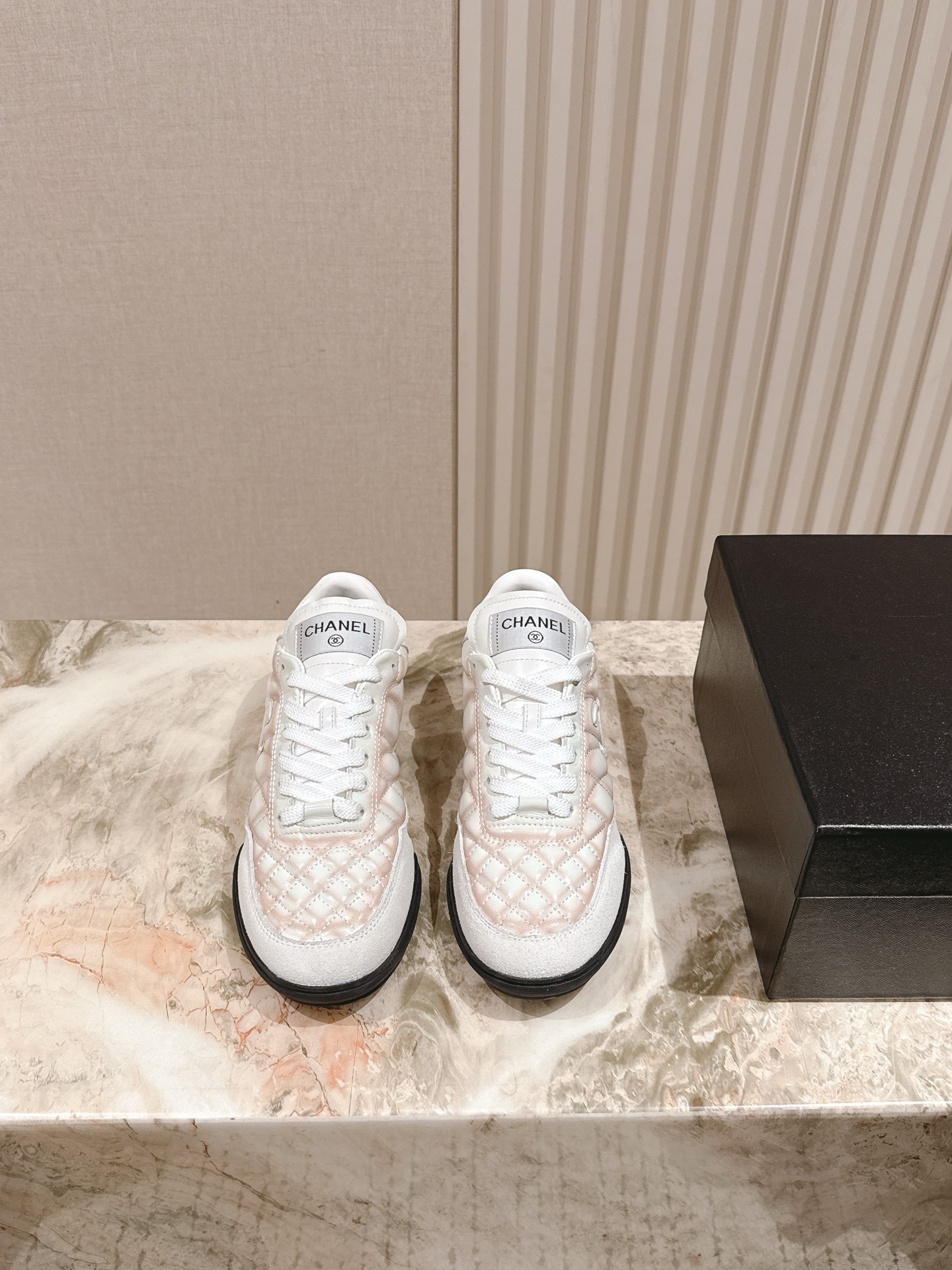 NO:439669,| 5 Chanel Tennis series Xiaoxiang spring and summer tennis shoes new, made of sheepskin, super soft and glutinous, with a full-sized feel. The shoe shape is delicate and exquisite, very pedicure, very chill and versatile!  Super stylish!  Extra large shoe tongue, pair of C logo tail, full of details!  Top quality 35-4140 41 customization, casual shoes/sports shoes, chanel, sneakers, sheepskin19860909| 5  chanel tennis系列 小香春夏网球鞋新品,绵羊皮材质、超软糯,脚感满分 鞋型秀气精致非常修脚,很chill很百搭！超有格调！ 超大鞋舌,双C logo尾巴,细节满满！ 顶级精品35-4140 41定制,休闲鞋/运动鞋,chanel,sneakers,sheepskin,Women's Shoes