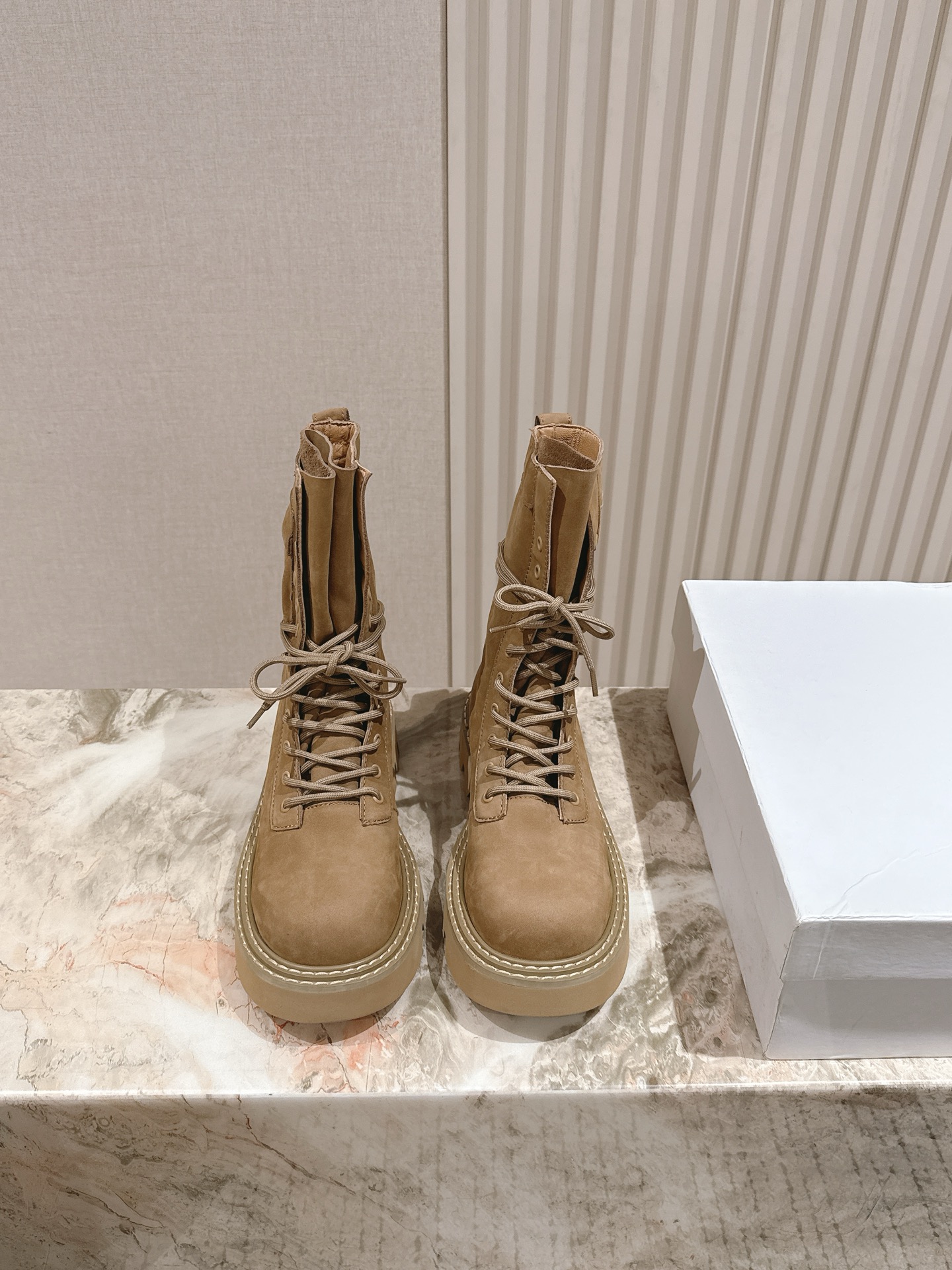 NO:439710,| 5 JWANDERSO Australian Station autumn and winter thick-soled short boots, genuine purchase and development, perfect replica one-to-one practice, classic line design, and a versatile style of fried chicken. The love of the internet celebrity bloggers and ladies, various praises from social platforms, popular super high texture, breathable and super comfortable. The upper imported beef reverse velvet, inner cowhide lining, outsole original rubber combination, more anti-slip, increase height within 4 cm!  Full set of simultaneous gift boxes for counters!  boots, boots, cowhide19860909| 5 JWANDERSO 澳洲站秋冬厚底短靴、正品购入开发、完美复刻一比一做法、经典的线条设计、炒鸡百搭的一款 网红博主小姐姐们的挚爱,社交平台的各种夸赞,人气超高质感透气超级舒适 鞋面进口牛反绒 内里牛皮里 大底原版橡胶组合大底更防滑 4厘米内增高！ 全套专柜同步礼盒包装！,靴子,boots,cowhide,Women's Shoes