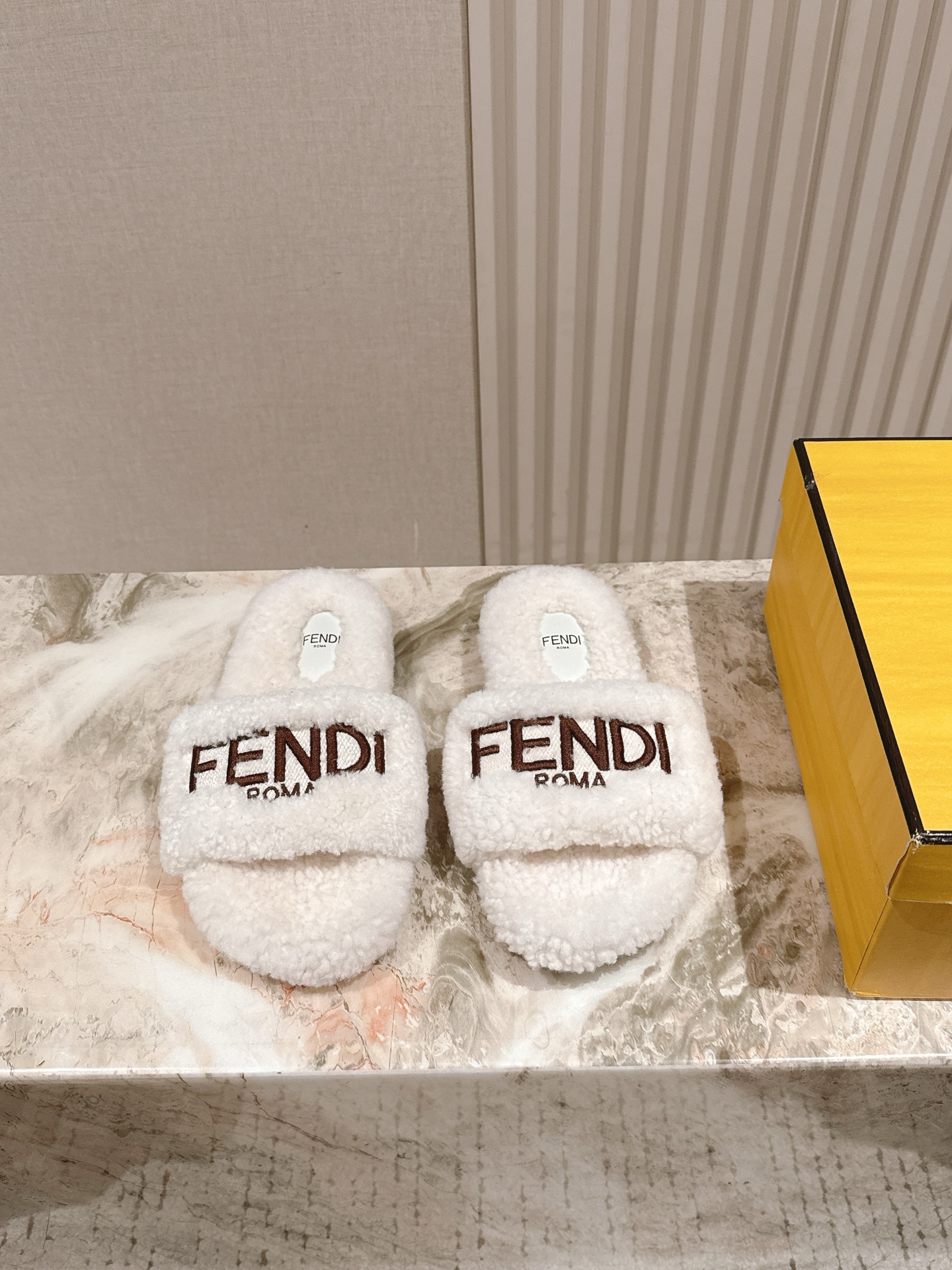 NO:439662,| 5 Fendi's main wool slipper series is launched. The new product is launched. The main wool slipper series of shoes inspired by the show this year's show is the new slippers. As we all know, the shoes are always designed to be full of high-end, high-end, elegant and versatile, and never out of date. The following trends are followed by fashion trends. The fabric is made of original version, with custom wool, and the inner and footbed wool. The counter is synchronized with the bottom!  Size:# 35-41 (40.41 Custom made), fur shoes, fendi, fendi, slippers19860909| 5  Fendi 芬迪走秀主推羊毛拖鞋系列,新品上线,芬具桌脚设计灵感改创于今年秀场的主推系列鞋履 当季新品拖鞋,众所周知,鞋子永远设计为高级感满满的,高端大气上档次且百搭永不过时,时尚潮流追随的脚步却无法落下 面料选用原版一比一定制羊毛,内里和垫脚羊毛 专柜同步大底！ Size:# 35-41（40.41 定做）,毛毛鞋,fendi,fendi,slippers,Women's Shoes