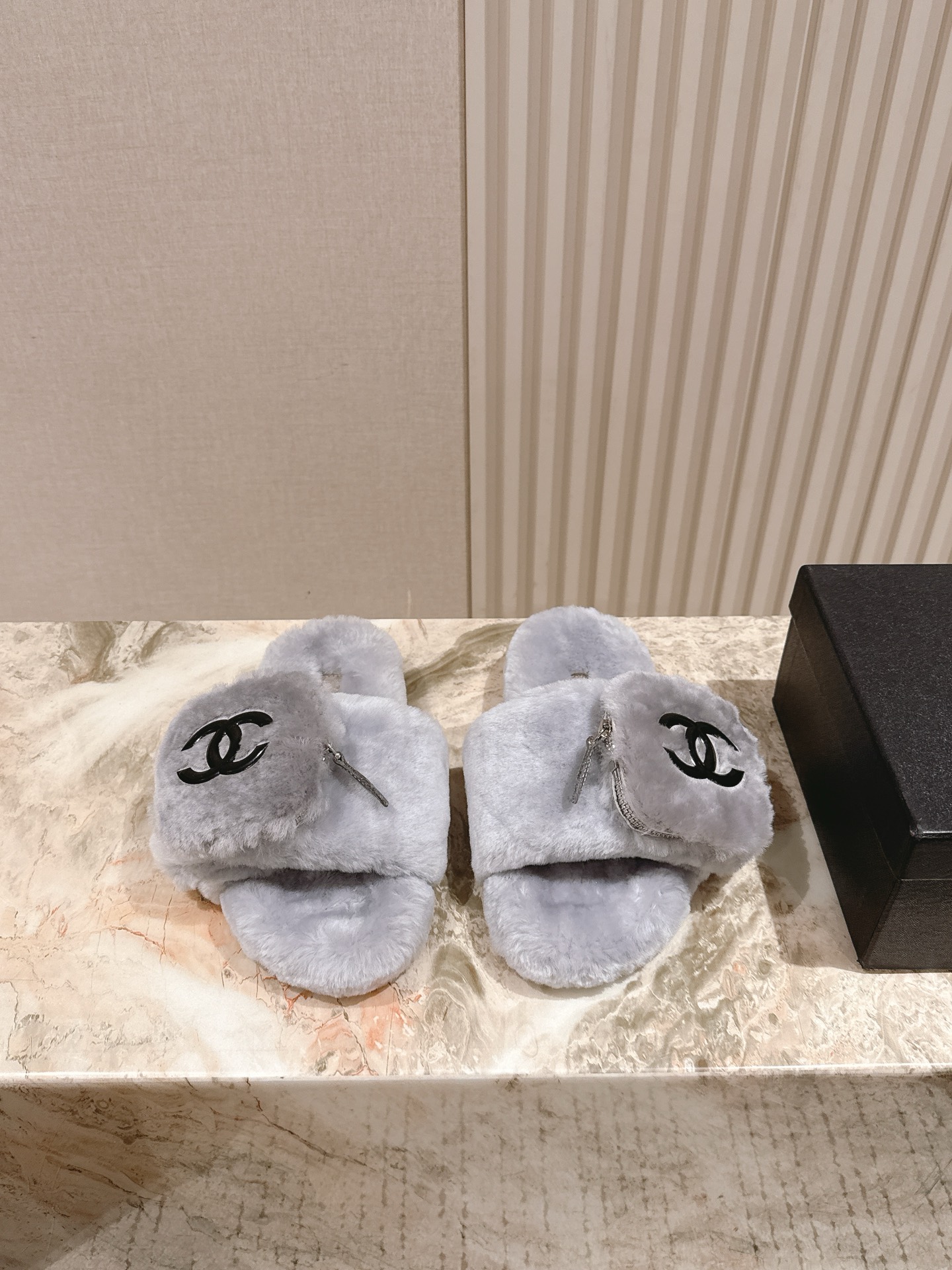 NO:439650,* 25 early autumn new model, classic rabbit hair drag, I still want to buy it, and only then can I know its fashion, popular models must be ranked, and various bloggers and internet celebrity styles are fully visible, and super recommended models!  Double-layer thickened sole, rabbit fur on the upper, rabbit fur inside, size 35-40 (40 41, customized, no return or exchange) Special counter synchronous gift box packaging!  ,Furry shoes19860909* 25早秋新款 经典兔毛拖,上脚依然让我心甘情愿剁手入,购入手才会知道它的时髦,人气爆款必须得有它排名,各种博主、网红范搭配尽显眼前,超级推荐款！双层加厚大底, 鞋面选用兔毛,内里兔毛, 码数35-40（40 41、定做不退不换） 专柜同步礼盒包装！,毛毛鞋,Women's Shoes