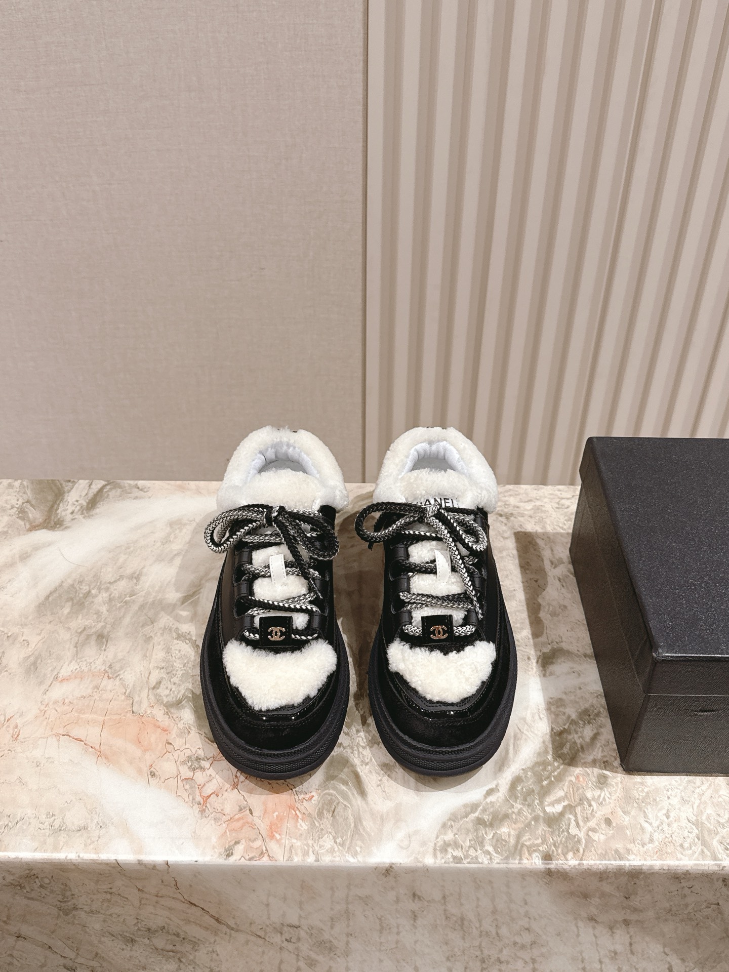 NO:439690,Maori 20 | 5 CHANE Xiaoxiang latest hit black and white casual shoes Xiaoxiang classic black and white panda color matching diamond fresh color combination coco girls must be put into, super beautiful, heightened, fabric: original custom cowhide inner: sheepskin outsole: original open mold rubber + TPU combination sole thickness: 4.5cm Size: women's 35-40, casual shoes/sports shoes, chanel, sneakers, cowhide, sheepskin19860909毛里20 | 5  CHANE小香最新爆款 黑白 休闲板鞋 小香 经典黑白 熊猫配色 菱格清新彩色拼色 coco女孩必要入,超美,增高, 面料: 原版定制牛皮 内里: 羊皮 大底: 原版开模橡胶+TPU组合 底厚: 4.5cm Size: 女款35-40,休闲鞋/运动鞋,chanel,sneakers,cowhide,sheepskin,Women's Shoes