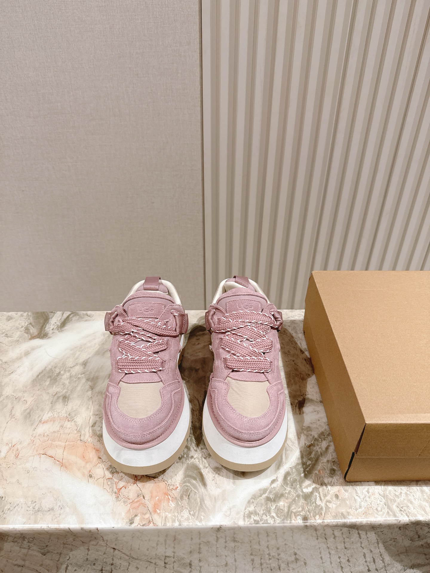 NO:439676,UGG | 5 New early autumn dopamine bread casual thick-soled shoes, the fried chicken with milk is adorable, everyone has to use, the matching coefficient is 100%. The unique rubber tube design looks great on the feet, waterproof and dirty, especially thin legs, full of fashion sense, it becomes big and long legs in seconds when worn. The inner lining is imported from Australia, with a one-to-one-slip thick sole, size 35-40, casual shoes/sports shoes, sneakers19860909UGG | 5 早秋新品多巴胺面包休闲厚底鞋,奶呼呼的炒鸡惹人爱呀人手必备单品,搭配系数也是百分百 独特的胶筒设计 上脚巨好看,防水又耐脏 特别显腿细 时尚感十足 穿上秒变大长腿. 内里澳洲进口一比一定制面料 大底防滑厚底 码数35-40,休闲鞋/运动鞋,sneakers,Women's Shoes