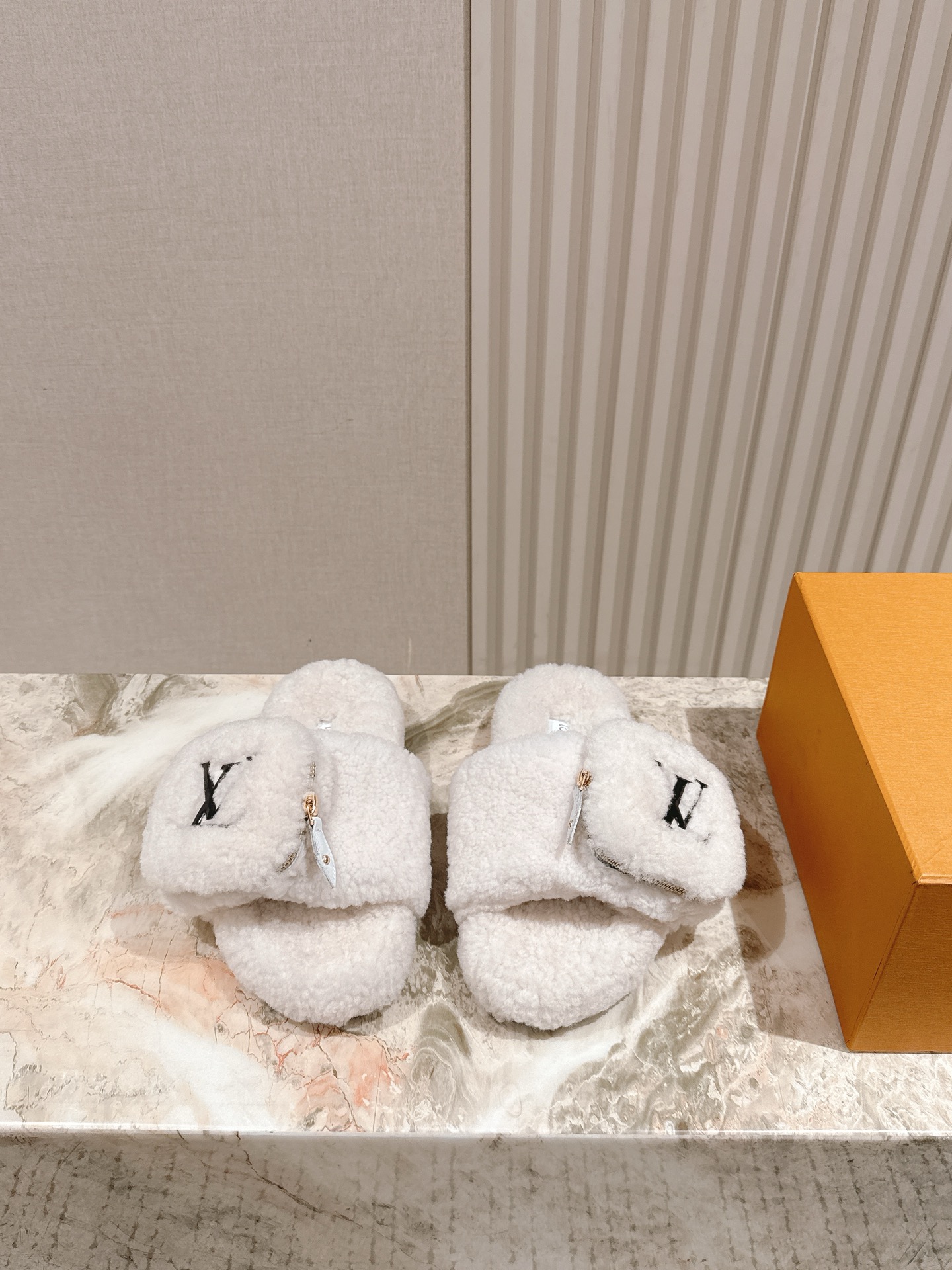 LV 25早秋新款🆕 经典羊毛毛拖,上脚依然让我心甘情愿剁手入,购入手才会知道它的时髦,人气爆款必须得有它排名,各种博主、网红范搭配尽显眼前,超级推荐款!双层加厚大底, 鞋面选用羊羔毛,内里羊毛, (40 41、定做不退不换) 专柜同步礼盒💝包装!