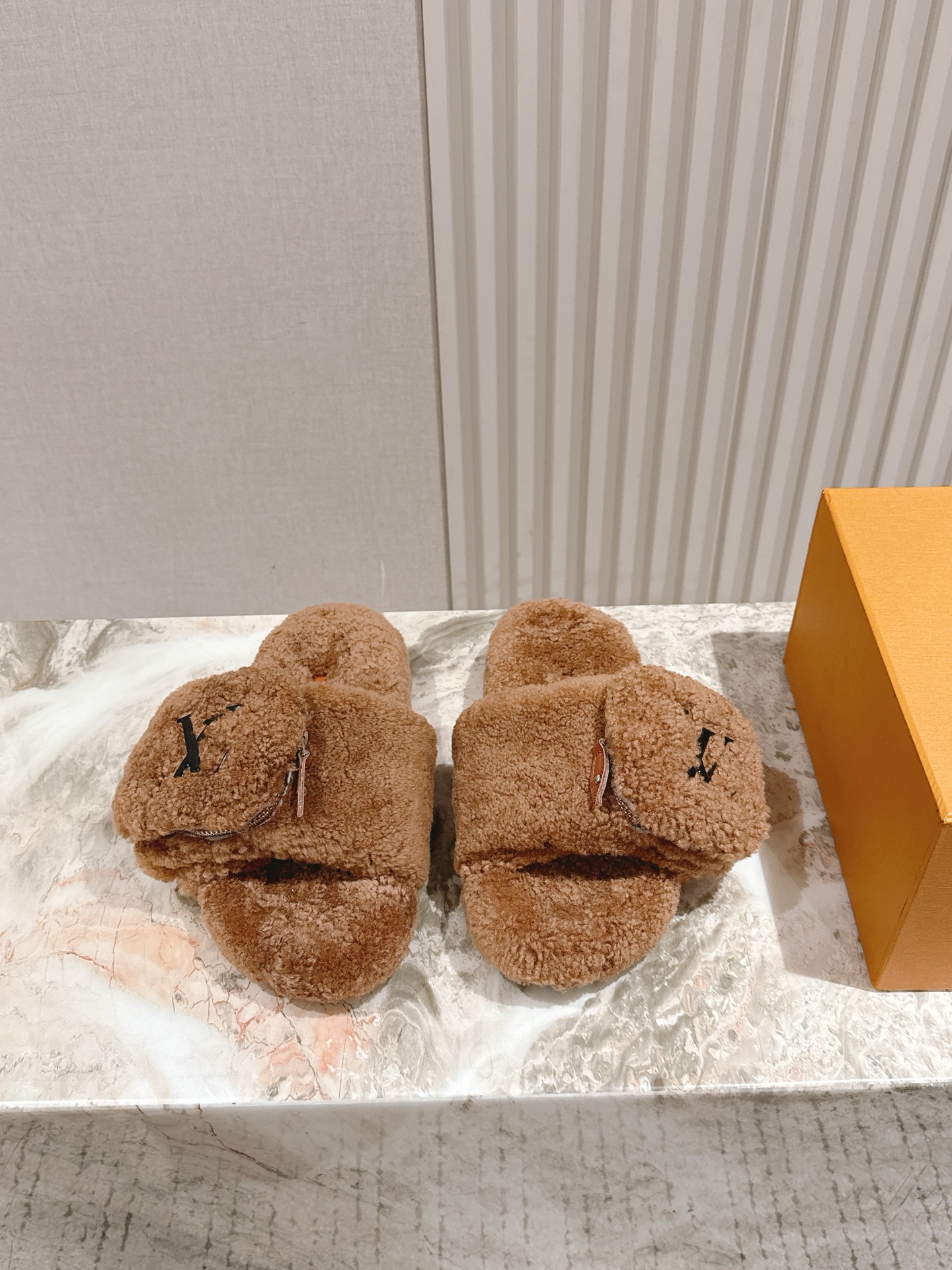 LV 25早秋新款🆕 经典羊毛毛拖,上脚依然让我心甘情愿剁手入,购入手才会知道它的时髦,人气爆款必须得有它排名,各种博主、网红范搭配尽显眼前,超级推荐款!双层加厚大底, 鞋面选用羊羔毛,内里羊毛, (40 41、定做不退不换) 专柜同步礼盒💝包装!