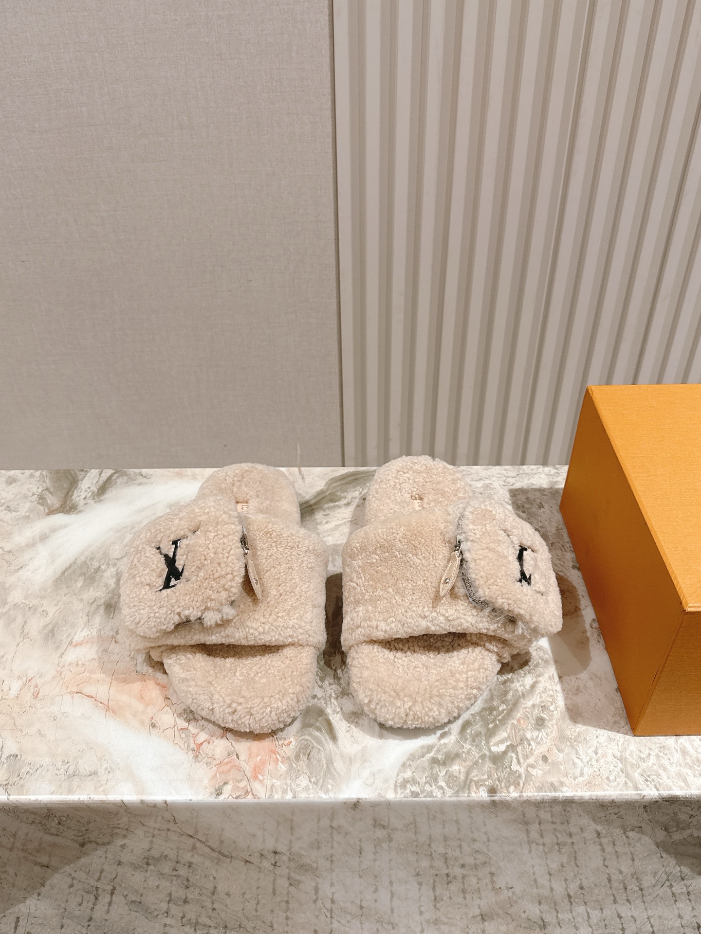 LV 25早秋新款🆕 经典羊毛毛拖,上脚依然让我心甘情愿剁手入,购入手才会知道它的时髦,人气爆款必须得有它排名,各种博主、网红范搭配尽显眼前,超级推荐款!双层加厚大底, 鞋面选用羊羔毛,内里羊毛, (40 41、定做不退不换) 专柜同步礼盒💝包装!