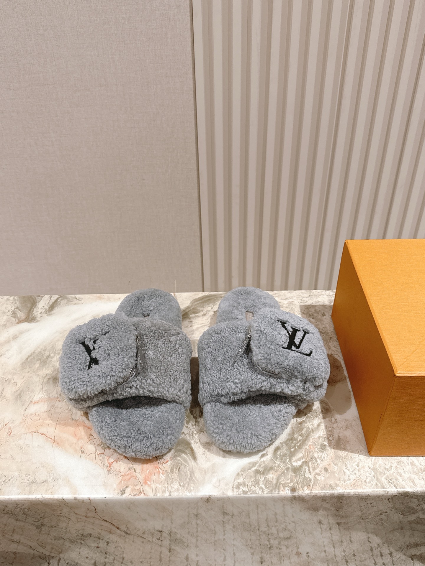 LV 25早秋新款🆕 经典羊毛毛拖,上脚依然让我心甘情愿剁手入,购入手才会知道它的时髦,人气爆款必须得有它排名,各种博主、网红范搭配尽显眼前,超级推荐款!双层加厚大底, 鞋面选用羊羔毛,内里羊毛, (40 41、定做不退不换) 专柜同步礼盒💝包装!