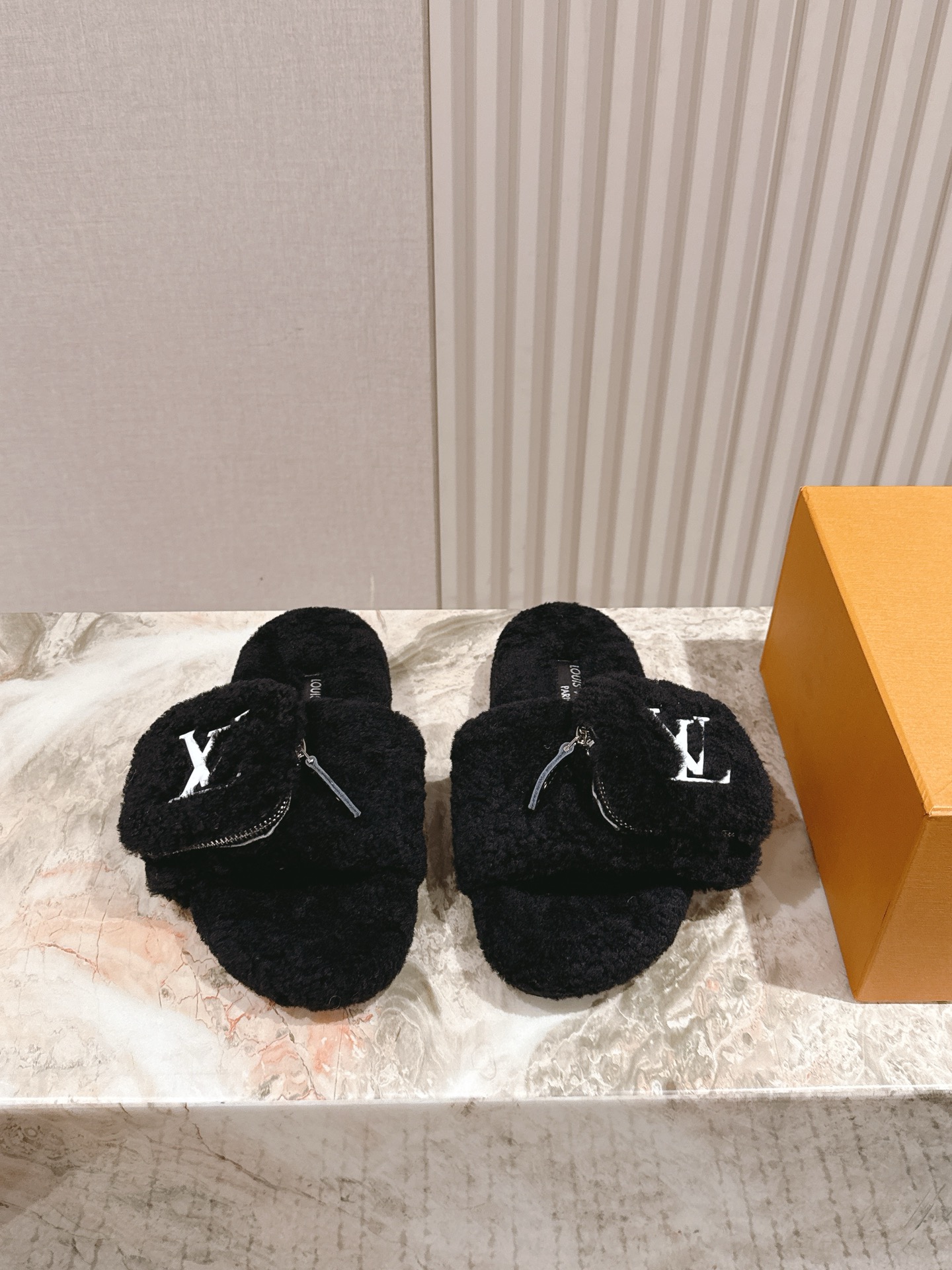 NO:439655,LV 25 early autumn new model, classic wool wool drag, I still want to buy it, and only then can I know its fashion after buying it, popular models must be ranked. Various bloggers and internet celebrity styles are fully visible, and super recommended models!  Double-layer thickened sole, the upper is made of lamb wool and inner wool, size 35-40 (40 41, customized, no return or exchange) The counter is synced gift box packaging!  , fur shoes, louis vuitton19860909LV 25早秋新款 经典羊毛毛拖,上脚依然让我心甘情愿剁手入,购入手才会知道它的时髦,人气爆款必须得有它排名,各种博主、网红范搭配尽显眼前,超级推荐款！双层加厚大底, 鞋面选用羊羔毛,内里羊毛, 码数35-40（40 41、定做不退不换） 专柜同步礼盒包装！,毛毛鞋,louis vuitton,Women's Shoes