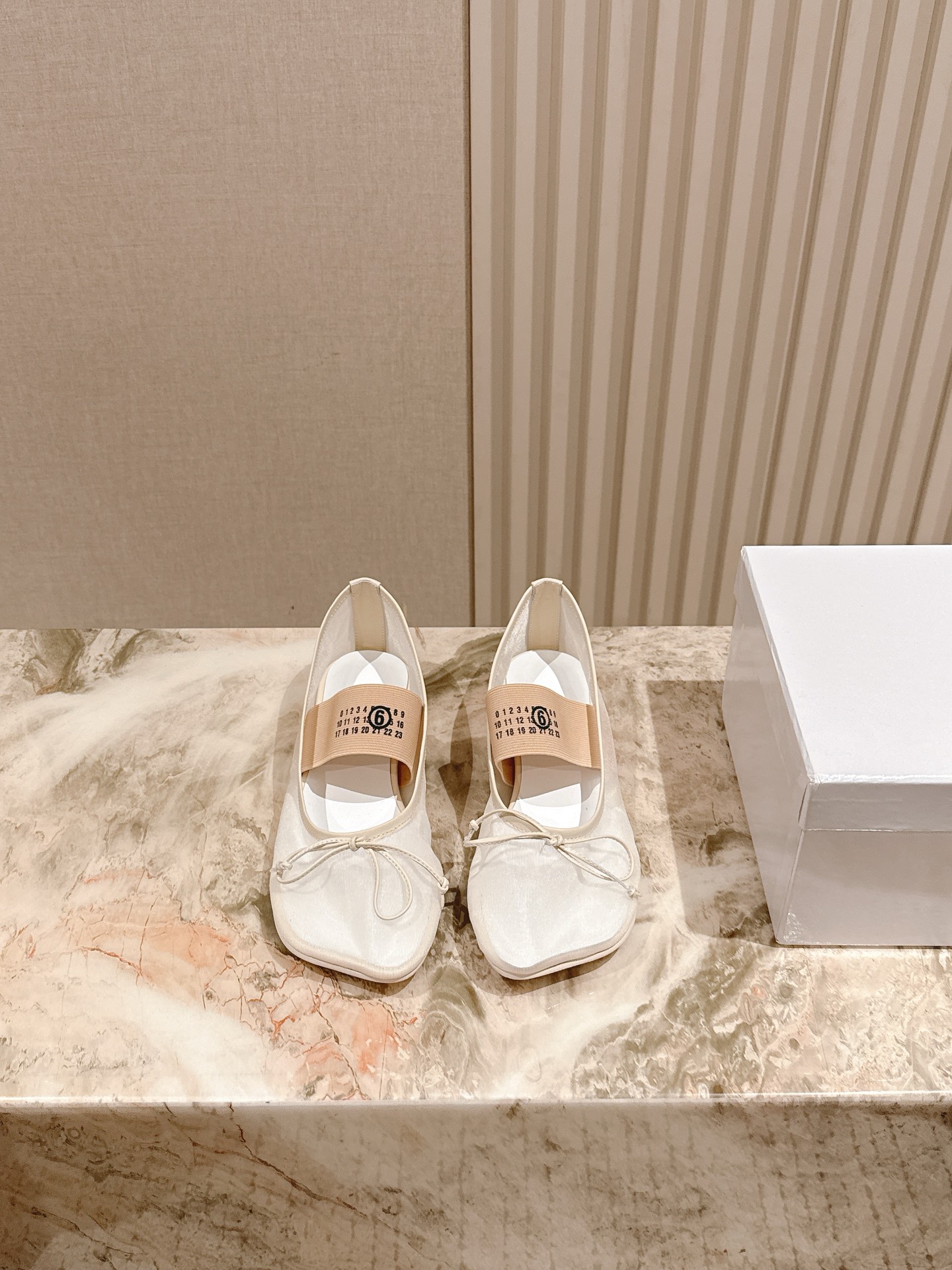 Innovative Fashion: MM6 Maison Margiela’s Experimental Style and High-Quality Materials - 图片 1