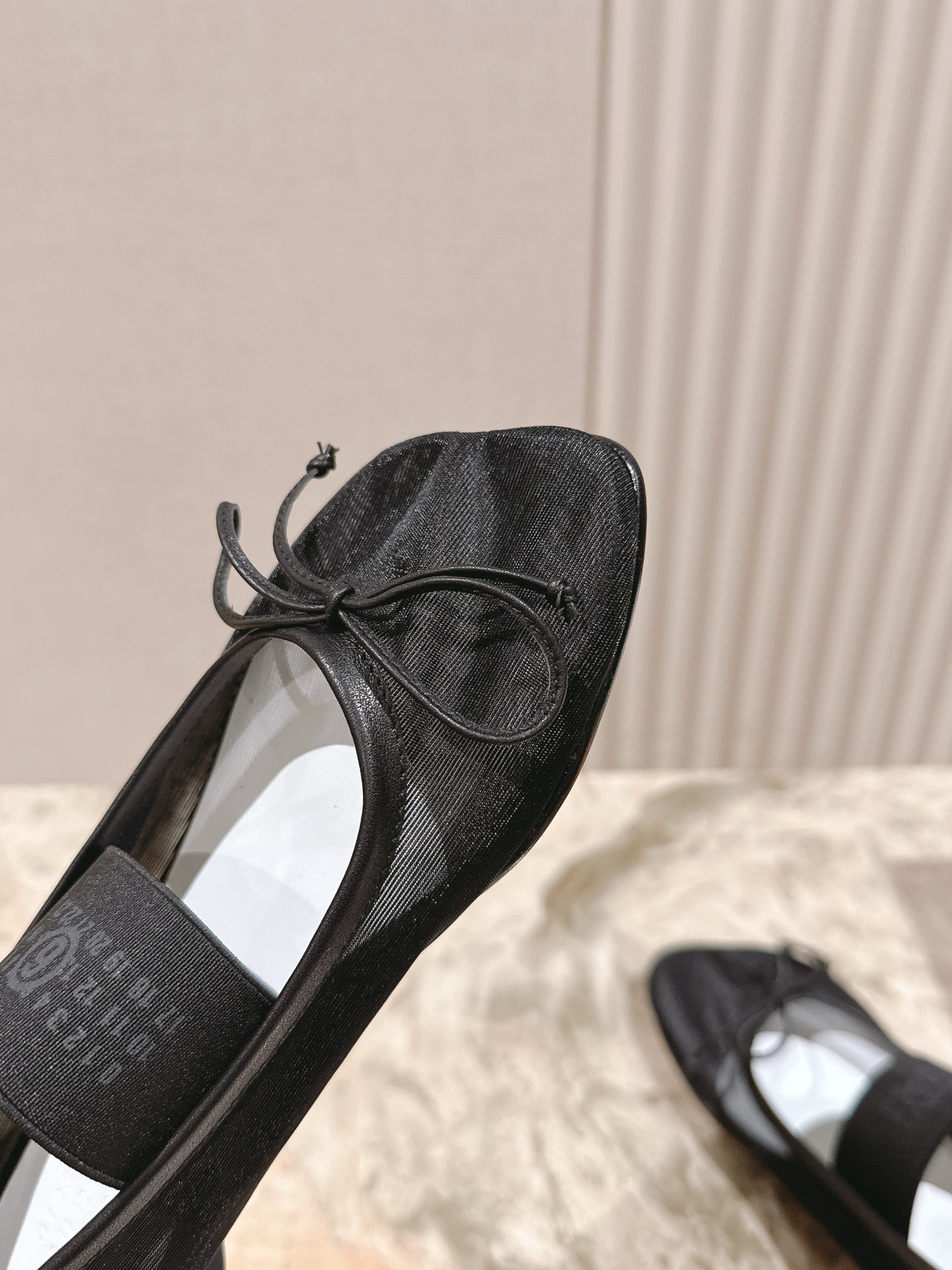 Innovative Fashion: MM6 Maison Margiela’s Experimental Style with High-Temperature Hand-Weaving Strips - 图片 6