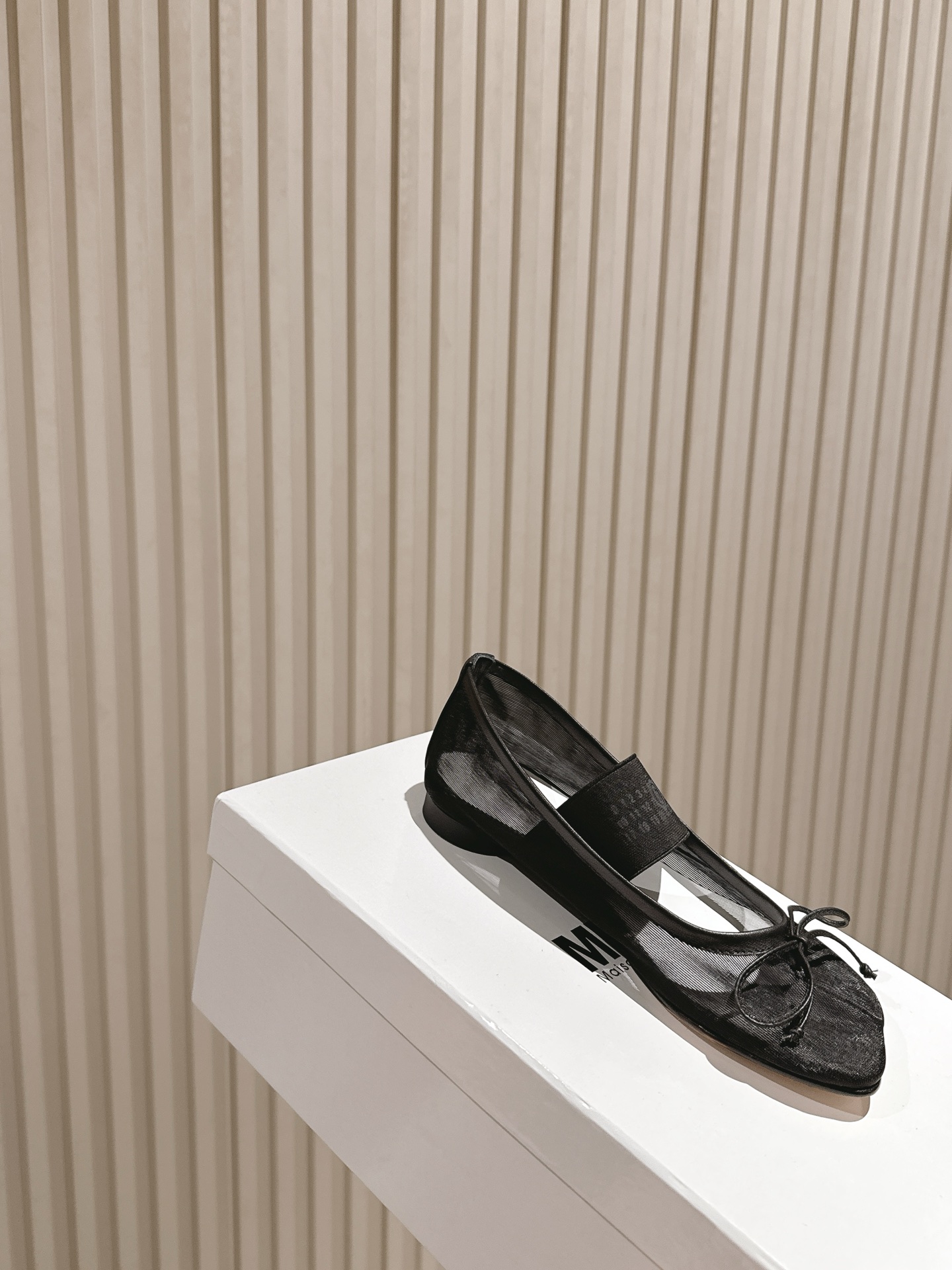 Innovative Fashion: MM6 Maison Margiela’s Experimental Style with High-Temperature Hand-Weaving Strips - 图片 9