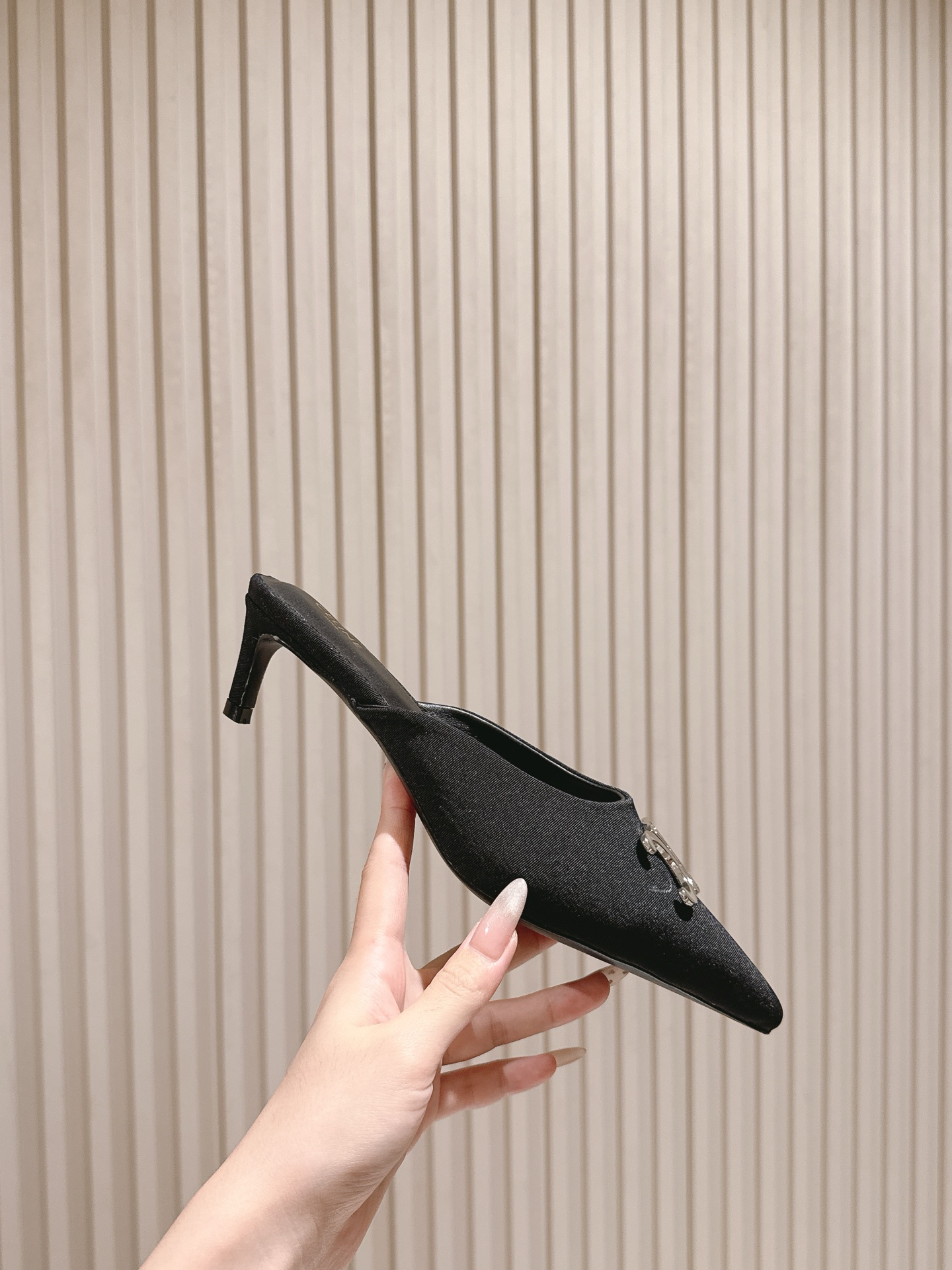 CELINE Summer Cowboy Bouquet: Silver-Head Heels and Classic French Aesthetics - 图片 6