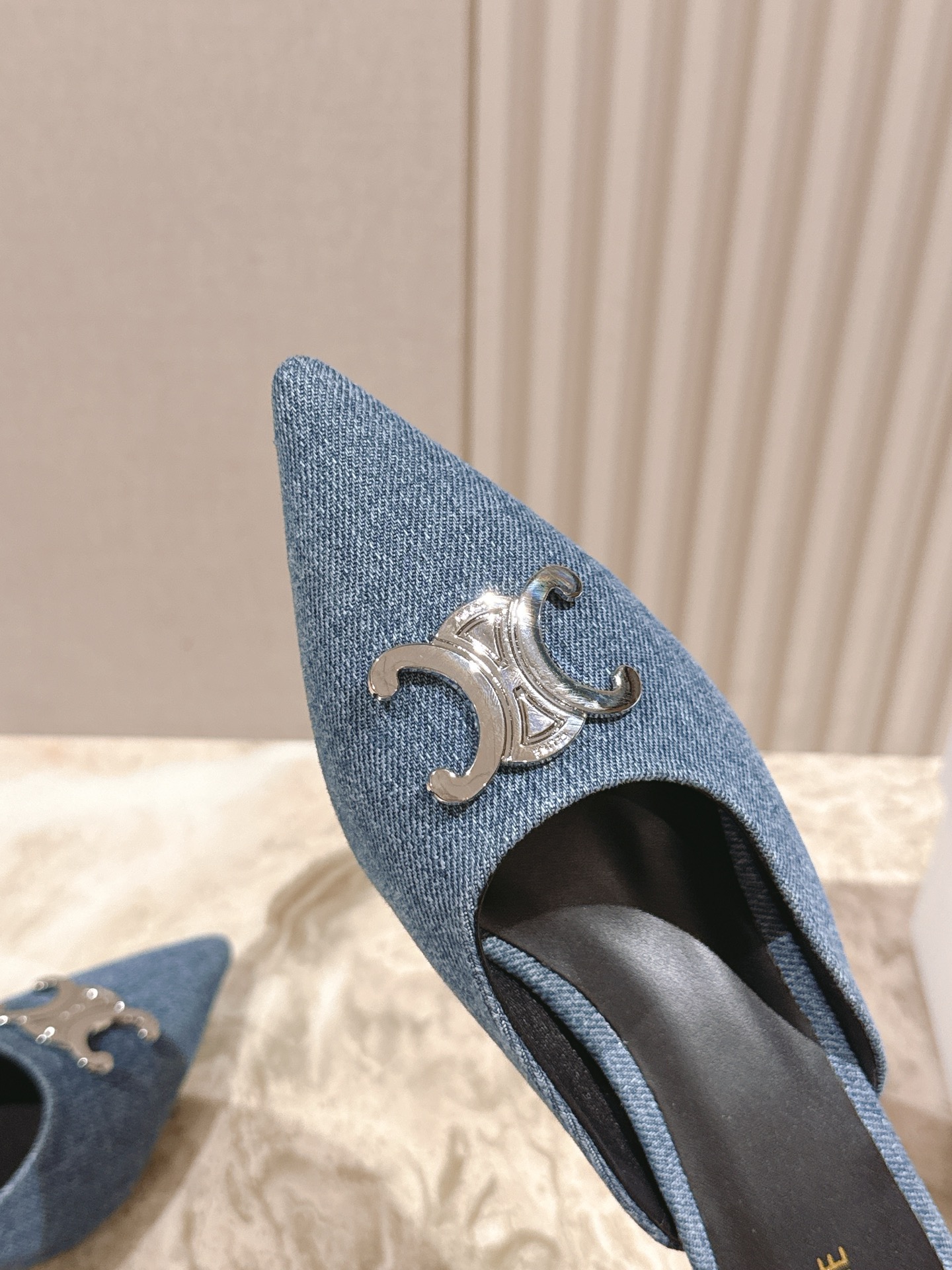 CELINE Summer Cowboy Bouquet: New Silver-Head Heels and Classic French Aesthetic Styles - 图片 6
