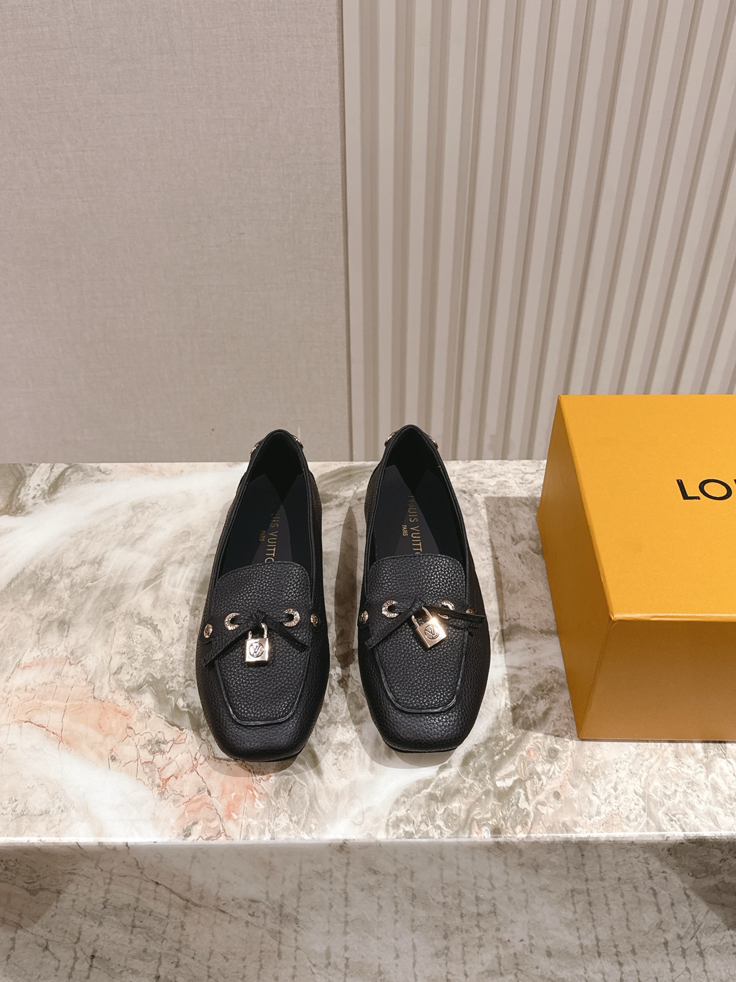 NO:647202,| 5 Purchasing agents for the latest retro moral training shoes at Louis Vuitton counters; Forrest Gump shoes; ballet sneakers!  Many Internet celebrity stars have put on the show to hit the streets. This lace-up casual sneaker has a proper American retro style ~ it is super good-looking, comfortable, classic and versatile. It is a must-have item / pebbled cowhide fabric sheepskin lining / insole. Original molded rubber sole / resistant to bending and folding, super soft. Code number: 35-41 40 41 customized. Full set of counters synchronized with luxury gift box packaging!  , single shoes, louis vuitton, louis vuitton, sneakers, cowhide, sheepskin19860909| 5 代购级别LV路易威登专柜最新复古德训鞋；阿甘鞋；芭蕾运动鞋！众多网红明星纷纷开秀上脚炸街这款系带休闲运动鞋妥妥的美式复古风格～上脚超级好看舒适经典百搭的绝绝子单品/荔枝纹牛皮面料羊皮内里/垫脚 原版开模橡胶鞋底/耐弯耐折超软 码数35—41 40 41定制 全套专柜同步豪华礼盒包装！,单鞋,louis vuitton,louis vuitton,sneakers,cowhide,sheepskin,Women's Shoes