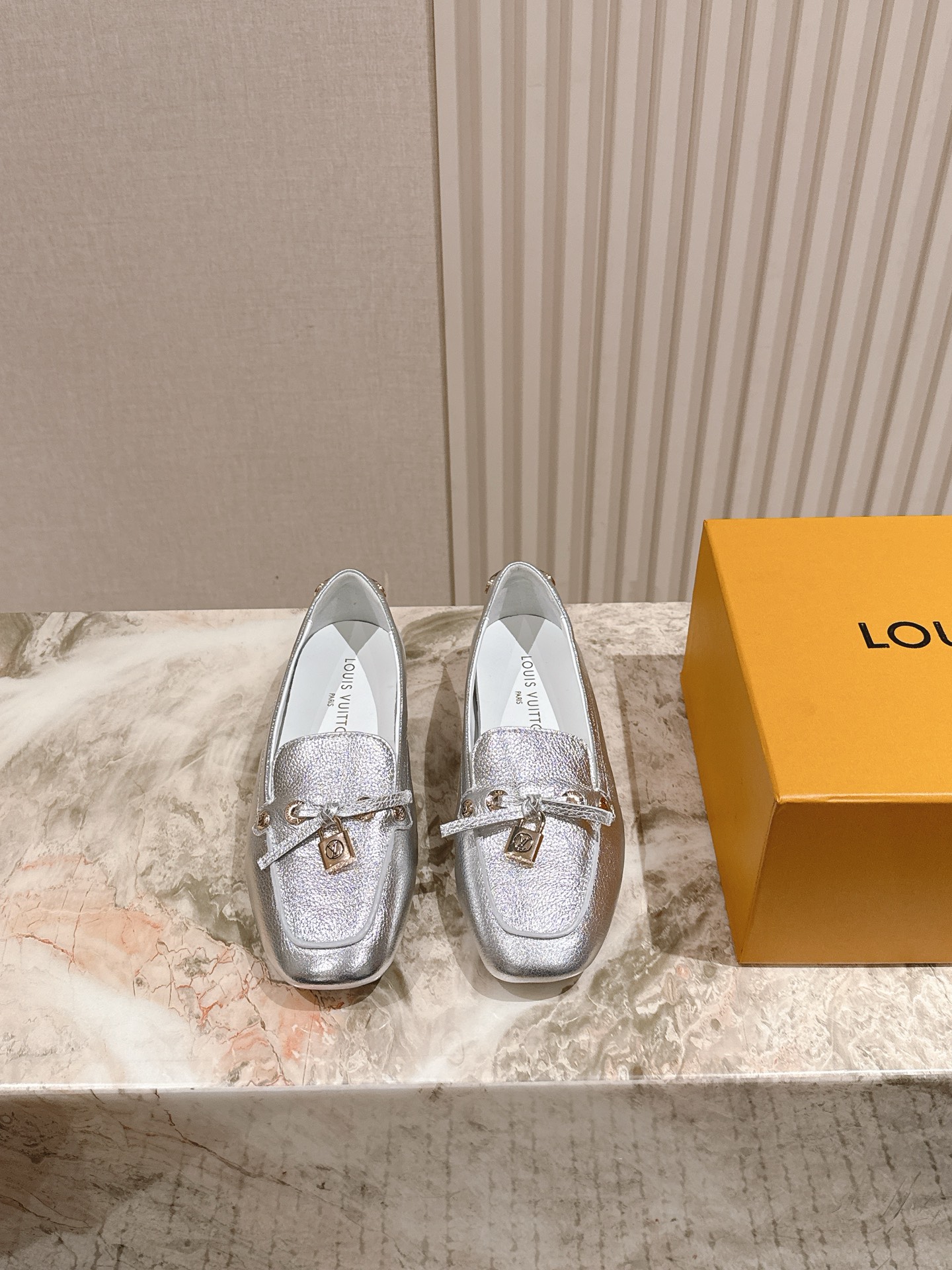 NO:441667,| 5 Purchase level LV Louis Vuitton counter latest retro tutor shoes; Forrest Gump shoes; ballet sneakers!  Many internet celebrities have started to show off this lace-up casual sneaker. This lace-up casual sneaker is a perfect American retro style~ It is super beautiful, comfortable, classic and versatile, unique item/litch pattern cowhide fabric sheepskin lining/foot pad. Original open mold rubber sole/bending and folding resistance. Size 35-41 40 41 Customized. Full set of counter synchronous luxury gift box packaging!  loafers louis vuitton louis vuitton loafers sneakers cowhide sheepskin19860909| 5 代购级别LV路易威登专柜最新复古德训鞋；阿甘鞋；芭蕾运动鞋！众多网红明星纷纷开秀上脚炸街这款系带休闲运动鞋妥妥的美式复古风格～上脚超级好看舒适经典百搭的绝绝子单品/荔枝纹牛皮面料羊皮内里/垫脚 原版开模橡胶鞋底/耐弯耐折超软 码数35—41 40 41定制 全套专柜同步豪华礼盒包装！,乐福鞋,louis vuitton,louis vuitton,loafers,sneakers,cowhide,sheepskin,Women's Shoes