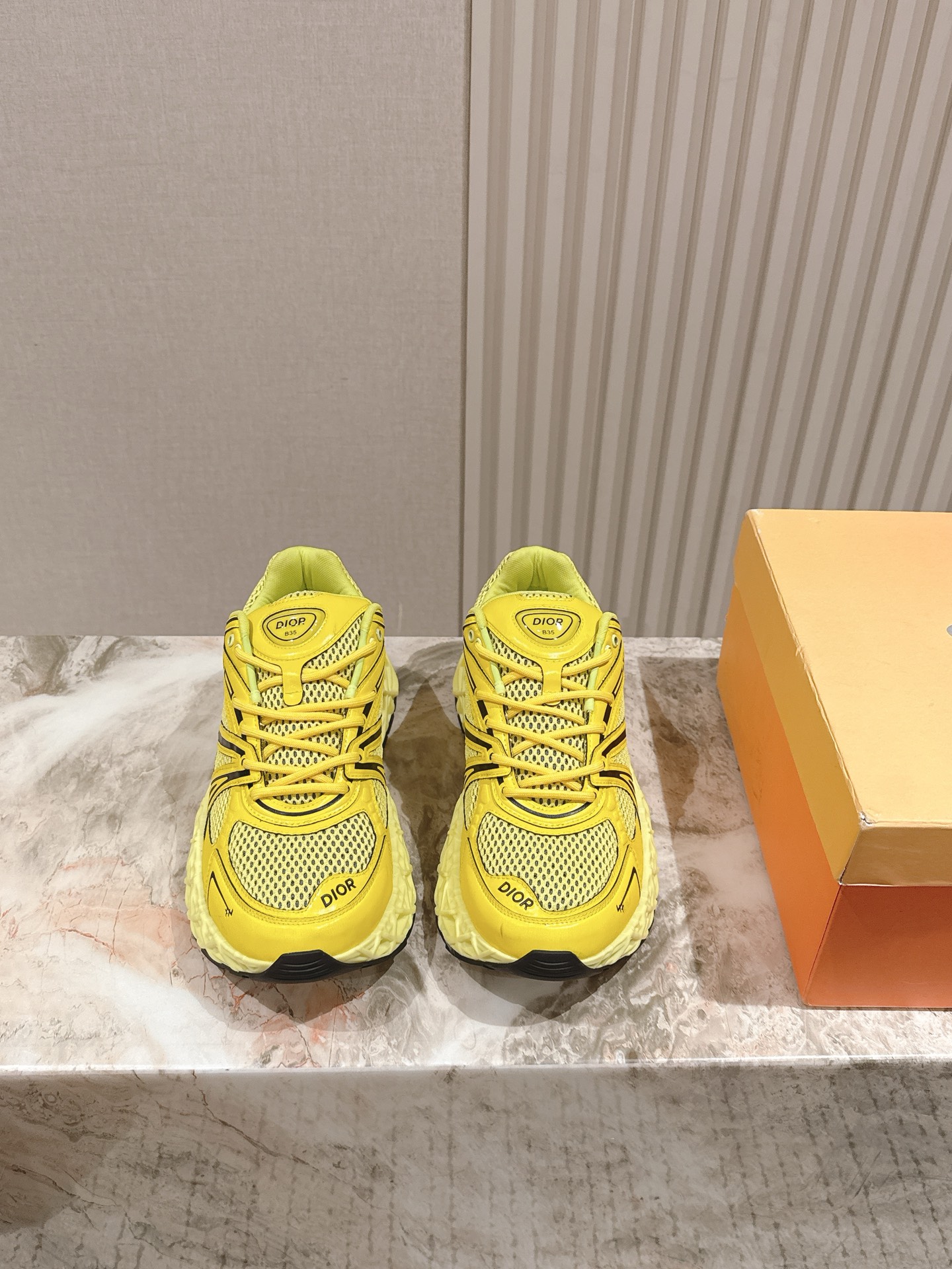 NO:439683,Men's style | 5 Dior's latest hot casual dad shoes!  The delicate texture of leather and mesh fabric is spliced ​​into the shoe body, with conspicuous reflective letter CDs on both sides of the shoe body indicating identity, and the shoe body outlines the details, making the overall look less monotonous. Equipped with cream EVA and TPU mold opening sole, simple and versatile style Size Men's Size 39-44 (45 customized without return or exchange), casual shoes/sports shoes, dior, sneakers19860909男款 | 5  迪奥最新火爆休闲老爹鞋！质感细腻的皮革与网眼布面材 质拼接成鞋身,鞋身两侧贴有显眼的反光字母CD表明身份,鞋身多处线条勾勒细节,让鞋子整体看起来不那么单调.搭载奶油色EVA、TPU开模大底,简约百搭风 Size 男码39-44（45定做不退换）,休闲鞋/运动鞋,dior,sneakers,Women's Shoes