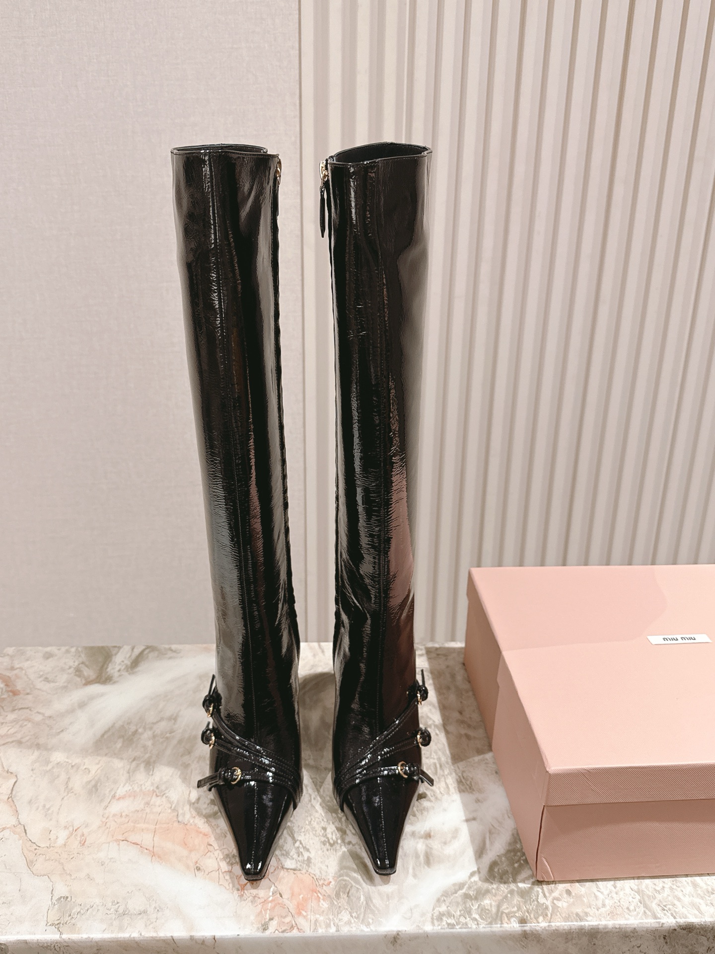 NO:447900,Short boots, long boots, high-end version | 5 Miu Miu's new early autumn beauty girl's war boots, limited edition globally available with closed eyes, full of punk style, two sizes of long and short for the top. You can be a sweet girl and cool and cooler to look at it. The original 1:1 customized imported two-color calfskin fabric, sheepskin inner lining, original uniform wear-resistant sole!  Size 35-39 40 can be customized without return and exchange. Full set of simultaneous gift boxes for the counter!  boots,miumiu,boots,cowhide,sheepskin19860909短靴 长靴 高定版 | 5 Miu Miu早秋新款美少女战靴, 全球限量款闭眼可入,朋克风满满,上脚绝绝子长短两个尺寸可选.既能当甜妹又能扮拽酷越看越上头.原版1:1订制进口双色小牛皮面料,羊皮内里,原版一致耐磨大底！ 尺码35-39 40可订做不退换 全套专柜同步礼盒包装！,靴子,miumiu,boots,cowhide,sheepskin,Women's Shoes