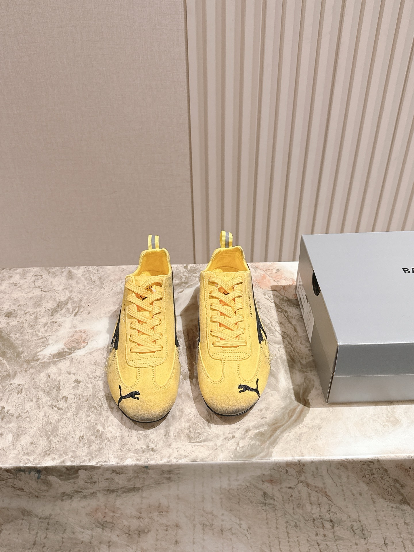 NO:447894,Co-branded couple outfits for men 10 | 5 PUMA/Balenicaga co-branded old style 25 spring and summer hot series... [Round-headed Dexun sports casual shoes] Another major event in the trend circle has occurred!  The king PUMA, which was looked forward to by countless trendsetters, has actually returned!  PUMA's cross-border cooperation definitely has its place. Avanti shoes, through the unique retro football shoe style, has instantly become the absolute focus of the recent shoe circle. The original custom cowhide cowhide is made with cowhide, imported sheepskin inside, original EVA wear-resistant and non-slip sole, size 35-45, original packaging, full set of color, updated simultaneously on the official website, casual shoes/sports shoes, balenciaga, sneakers, cowhide, sheepskin19860909联名款情侣装男10 | 5  PUMA/巴黎世家联名做旧款25春夏爆款系列…【圆头德迅运动休闲鞋】潮流圈又一大事件发生！被无数潮人翘首以盼的王炸PUMA竟然回归了！PUMA的跨界合作绝对有着一席之,Avanti鞋款,通过独特的复古足球鞋型示人,也瞬间成为近期鞋圈的绝对焦点, 鞋面原版定制牛皮牛筋做旧工艺 内里进口羊皮 大底原版EVA耐磨防滑大底 码数35-45 包装原版全套包装 颜色官网同步更新,休闲鞋/运动鞋,balenciaga,sneakers,cowhide,sheepskin,Women's Shoes