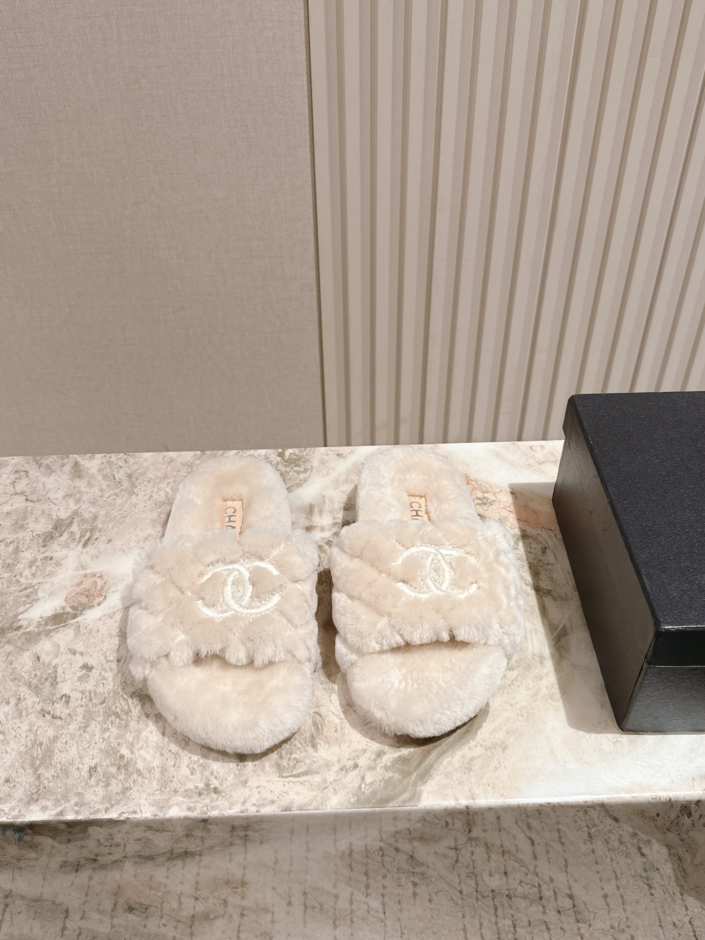 NO:447889,* 25 early autumn new model, classic rabbit hair drag, I still want to buy it, and only then can I know its fashion, popular models must be ranked, and various bloggers and internet celebrity styles are fully visible, and super recommended models!  Double-layer thickened sole, rabbit fur on the upper, rabbit fur inside, size 35-42 (40 41 42 custom made without return or exchange) Special counter synchronous gift box packaging!  ,Furry shoes19860909* 25早秋新款 经典兔毛拖,上脚依然让我心甘情愿剁手入,购入手才会知道它的时髦,人气爆款必须得有它排名,各种博主、网红范搭配尽显眼前,超级推荐款！双层加厚大底, 鞋面选用兔毛,内里兔毛, 码数35-42（40 41 42定做不退不换） 专柜同步礼盒包装！,毛毛鞋,Women's Shoes