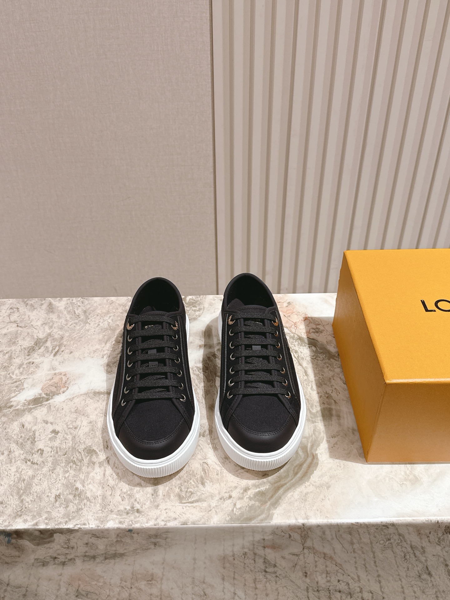 NO:447923,Couple Style Men's 10 # Louis Vuitton Spring and Summer 2025 New Runaway Printed Casual Denim Shoes!  Original 9060 purchased, disassembled copy, upgraded version of the counter, more coordinated vision and lighter feet!  Top-grade craftsmanship printed original buckle, the summer refreshing feeling is very versatile color can be selected to close your eyes!  Size 35-45 Couple model Full set of counter synchronous gift boxes!  , casual shoes/sports shoes, louis vuitton, sneakers19860909情侣款男10  # 路易威登2025春夏 New Runaway 印花休闲牛仔布鞋！原版9060 购入,拆卸copy,专柜老款升级版本,视觉更协调,脚感更轻盈！顶级工艺印花原版饰扣,上脚夏季清爽感十足百搭颜色可选闭眼入！ Size 35-45 情侣款 全套专柜同步礼盒装！,休闲鞋/运动鞋,louis vuitton,sneakers,Women's Shoes