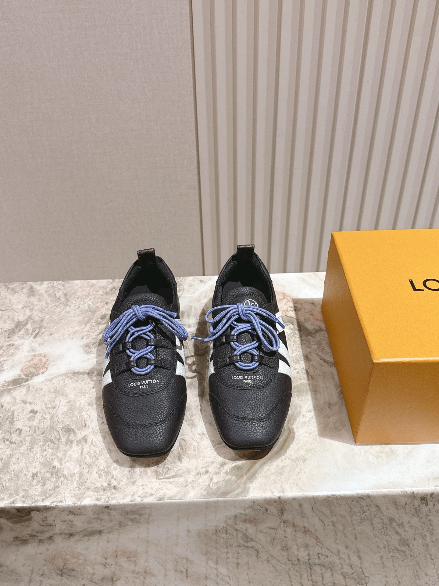 NO:875126,, men's purchasing agent level LV Louis Vuitton counter latest retro moral training shoes; Forrest Gump shoes; ballet sneakers!  Many Internet celebrity stars have put on the show and hit the streets. This lace-up casual sneaker has a proper American retro style ~ it is super good-looking, comfortable, classic and versatile. It is a must-have item / cowhide material, mercerized cow suede, Grete sequins, presbyopic cowhide and sheepskin lining / foot pads. Original molded rubber sole / resistant to bending and folding, super soft, code number 35-45, full set of counters synchronized luxury gift box, casual shoes / sports shoes, louis vuitton, louis  vuitton,sneakers,cowhide,sheepskin19860909,男款 代购级别LV路易威登专柜最新复古德训鞋；阿甘鞋；芭蕾运动鞋！众多网红明星纷纷开秀上脚炸街这款系带休闲运动鞋妥妥的美式复古风格～上脚超级好看舒适经典百搭的绝绝子单品/牛皮面料丝光牛反绒格力特亮片老花牛皮羊皮内里/垫脚 原版开模橡胶鞋底/耐弯耐折超软 码数35—45 全套专柜同步豪华礼盒,休闲鞋/运动鞋,louis vuitton,louis vuitton,sneakers,cowhide,sheepskin,Women's Shoes