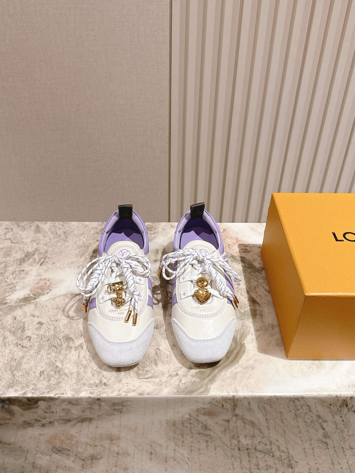 NO:875134,The top version is purchasing the latest retro moral training shoes at the LV Louis Vuitton counter; Forrest Gump shoes; ballet sneakers!  Many Internet celebrity stars have put on the show and hit the streets. This lace-up casual sneaker has a proper American retro style ~ it is super good-looking, comfortable, classic and versatile. It is a must-have item / cowhide material, mercerized cow suede, Grete sequins, presbyopic cowhide and sheepskin lining / foot pads. Original molded rubber sole / resistant to bending and folding, super soft, code number 35-42, full set of counters synchronized luxury gift box, casual shoes / sports shoes, louis vuitton, louis  vuitton,sneakers,cowhide,sheepskin19860909顶级版本 代购级别LV路易威登专柜最新复古德训鞋；阿甘鞋；芭蕾运动鞋！众多网红明星纷纷开秀上脚炸街这款系带休闲运动鞋妥妥的美式复古风格～上脚超级好看舒适经典百搭的绝绝子单品/牛皮面料丝光牛反绒格力特亮片老花牛皮羊皮内里/垫脚 原版开模橡胶鞋底/耐弯耐折超软 码数35—42 全套专柜同步豪华礼盒,休闲鞋/运动鞋,louis vuitton,louis vuitton,sneakers,cowhide,sheepskin,Women's Shoes