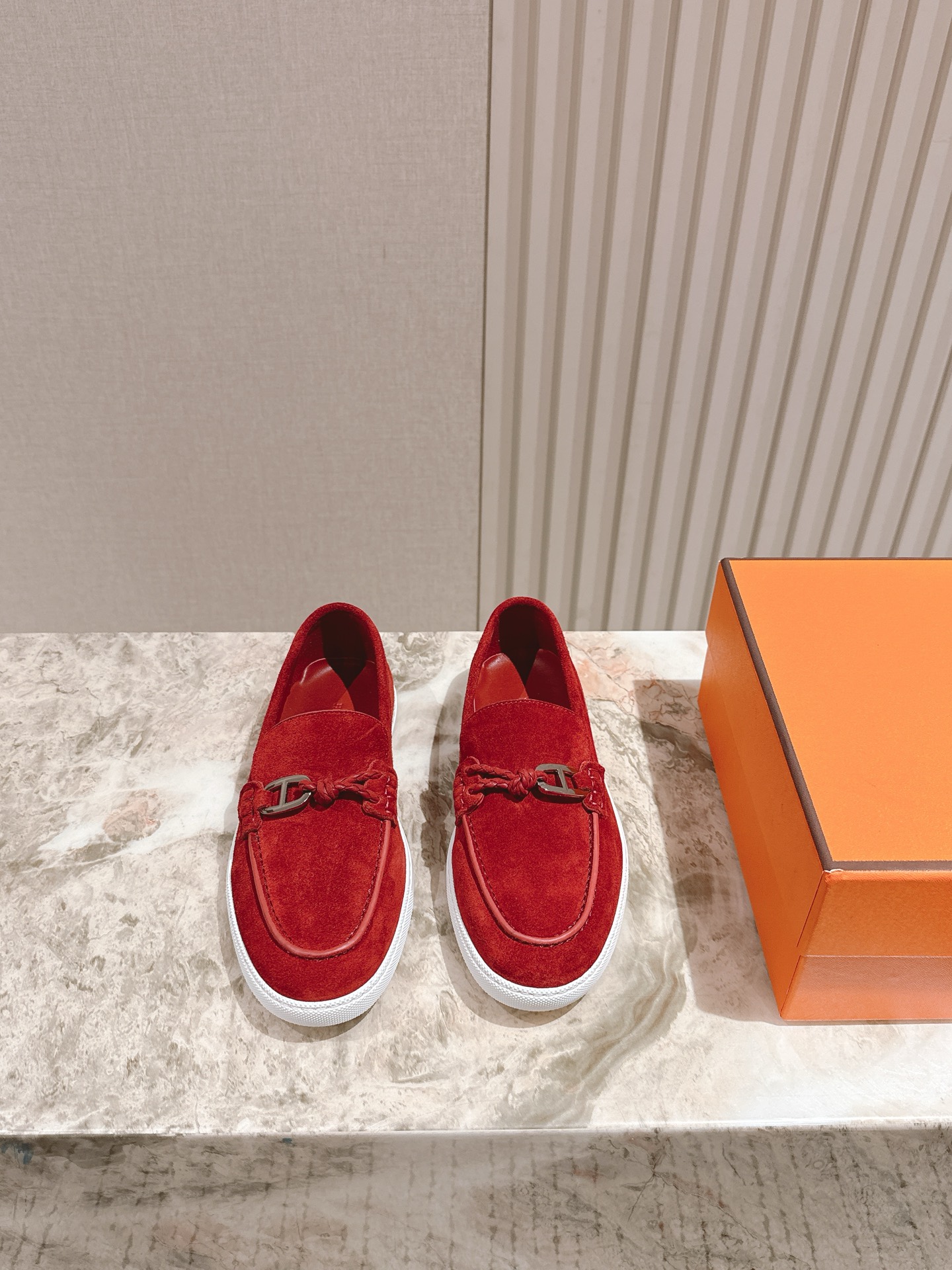 NO:447882,Couple model | 5 Counter synchronous casual one-legged pedal series!  [Top] Purchase level!  Hermes is undoubtedly the leader among luxury goods. Every item is very popular!  Although there are few styles, the winning is the essence, the winning is the classic, and it will never be outdated. It is a brand that preserves and appreciates value. It is rare to truly make such a reputation among consumer products!  This single shoe is a classic style in this brand. The metal buckle decoration exclusive to Hermes. The classic looks better and better after the long river of history. The leather feels very, very tender. The touch of baby-like skin!  Luxury feeling!  Huge consumables!  Imported Yangjing cowhide upper, the inner foot pads are all imported sheepskin, original one-to-one tpu bottom, size 35-45, couples, full set of counter synchronous gift box packaging, loafers, hermes, hermes, loafers, cowhide, sheepskin, sheep19860909情侣款 | 5 专柜同步休闲一脚蹬系列！【顶级】代购级别！Hermes 毋庸置疑是奢侈品中的翘楚 每个单品出来都是非常深入人心！虽然款式出的少 但是胜在精 胜在经典 从来不会过时 属于保值升值的品牌 在消费品里面真心作出这样的口碑来 也是实属难得！这款单鞋 在这个品牌经典款式 专属爱马仕的金属扣装饰 经典是经过历史长河而越看越好看 皮质触感非常非常柔嫩的感觉 婴儿般肌肤的触感！奢华感受！耗材巨大！进口羊京牛皮鞋面 内里垫脚都是进口绵羊皮,原版一比一tpu底 尺码35-45 情侣款 全套专柜同步礼盒包装,乐福鞋,hermes,hermes,loafers,cowhide,sheepskin,sheep,Women's Shoes